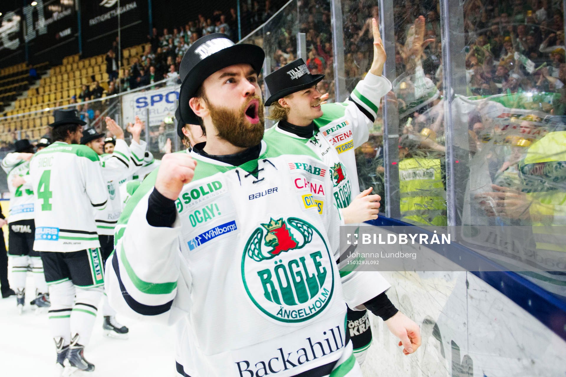 Rögles Jack Connolly och Emil Molin jublar