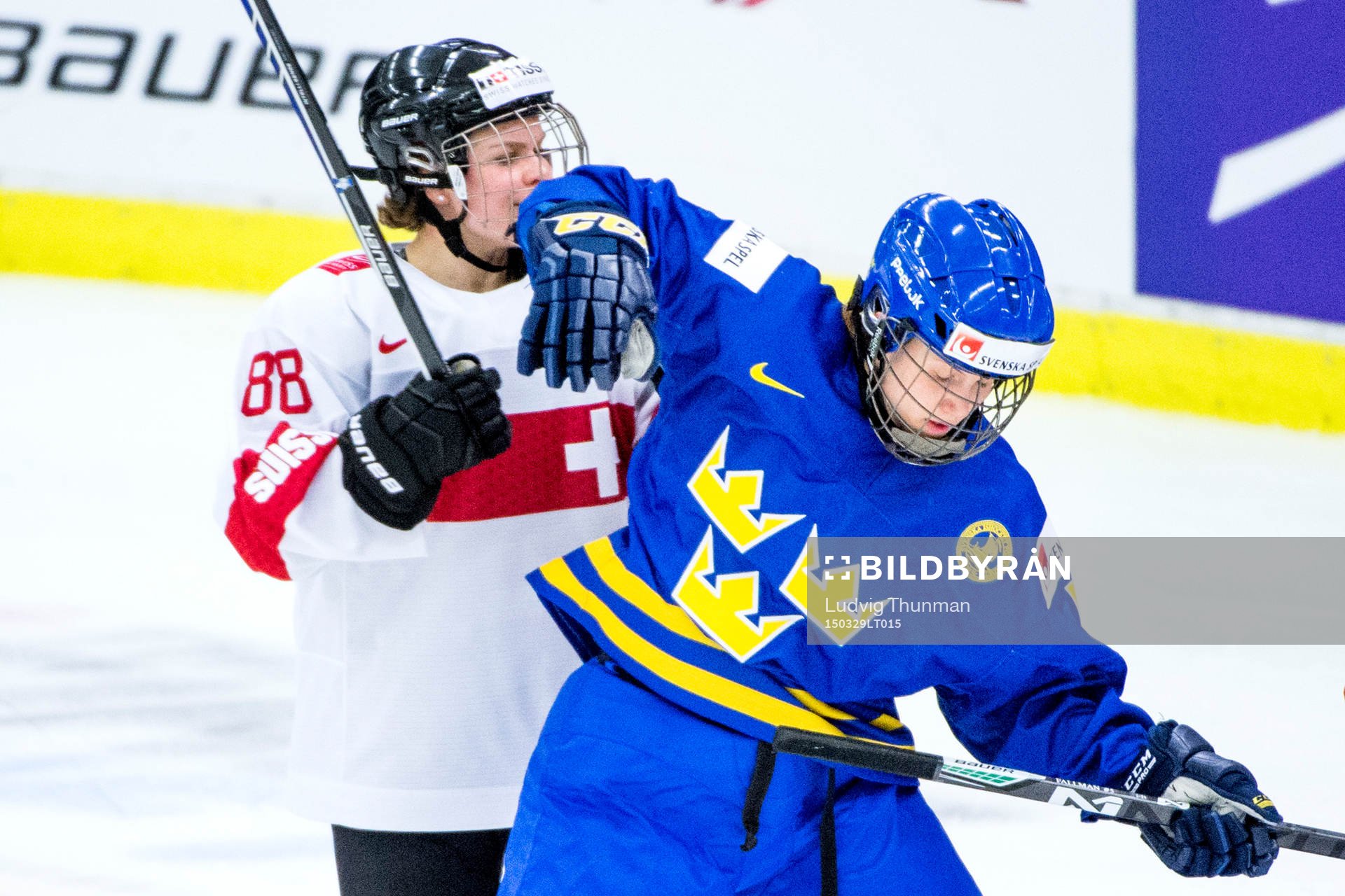 Sveriges Johanna Fällman armbågar Schweiz Phoebe Stanz