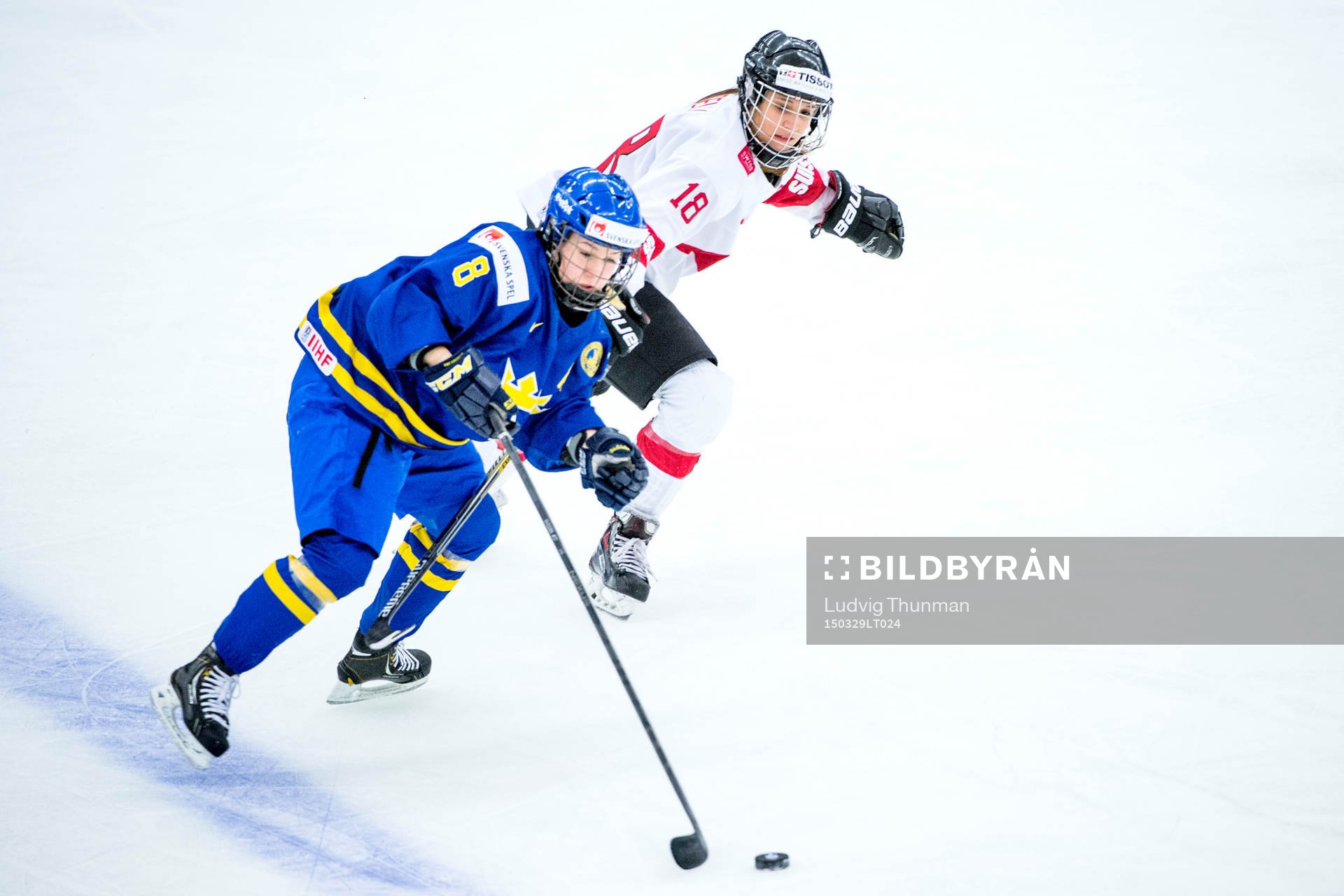 Sveriges Annie Svedin i kamp om pucken med Schweiz Evelina