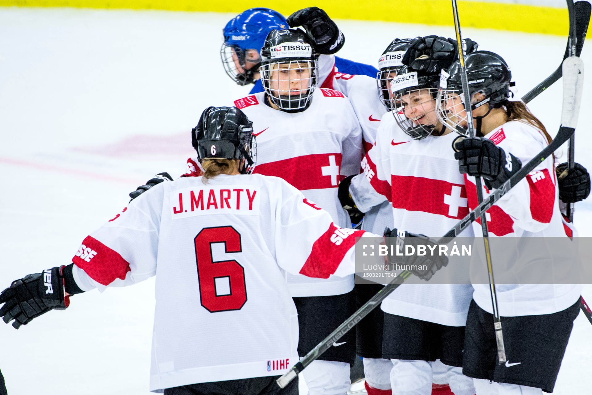 Schweiz firar Phoebe Stanz gjort 1-3