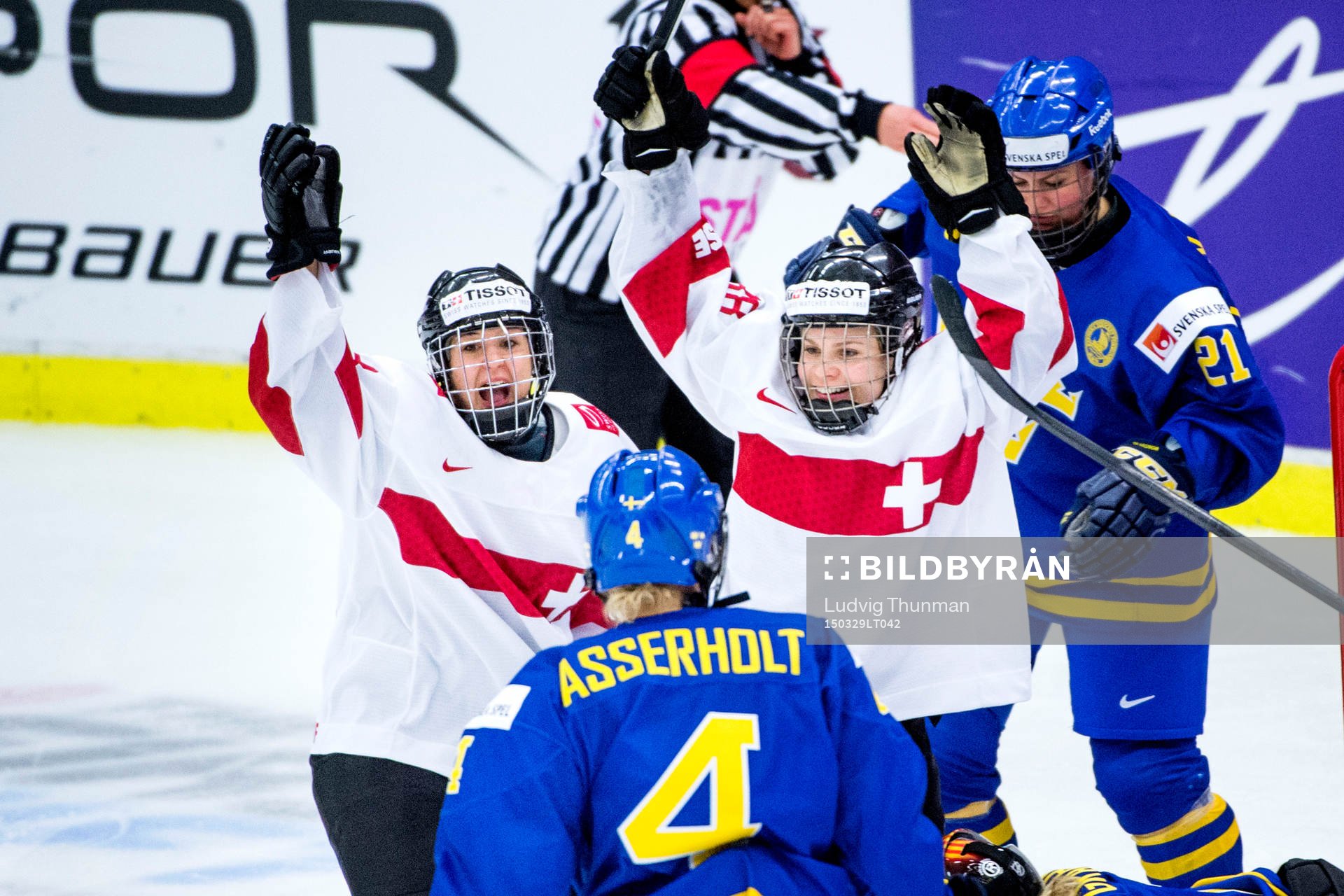 Schweiz firar Phoebe Stanz gjort 1-3