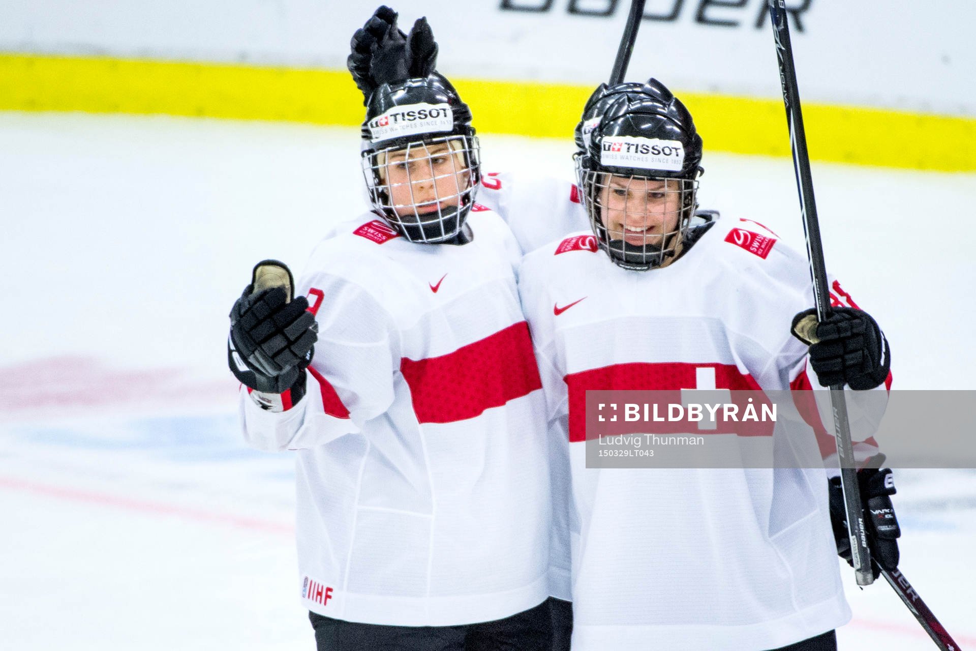 Schweiz firar Phoebe Stanz gjort 1-3