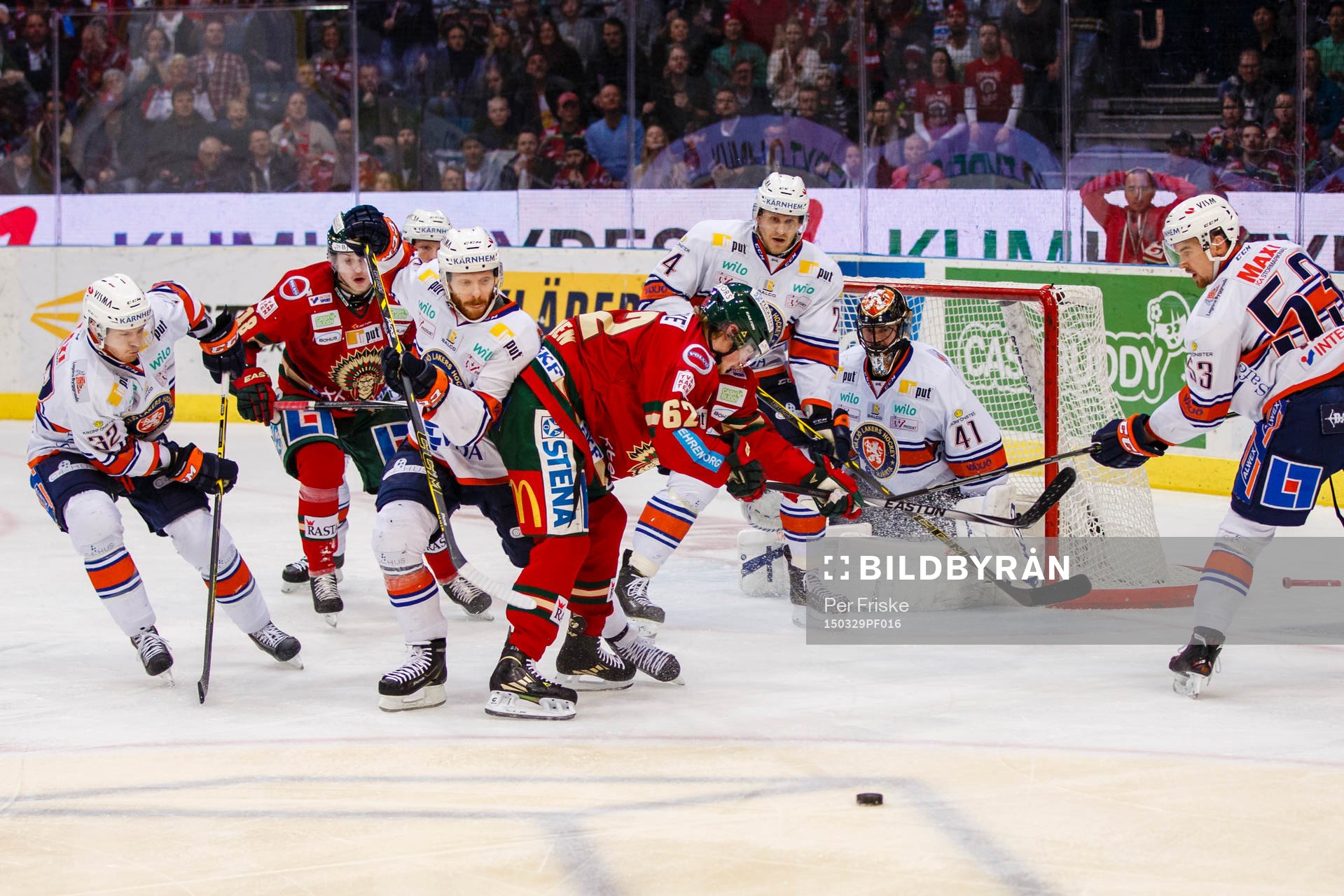 Växjös Liam Reddox och Frölundas Artturi Lehkonen i kamp