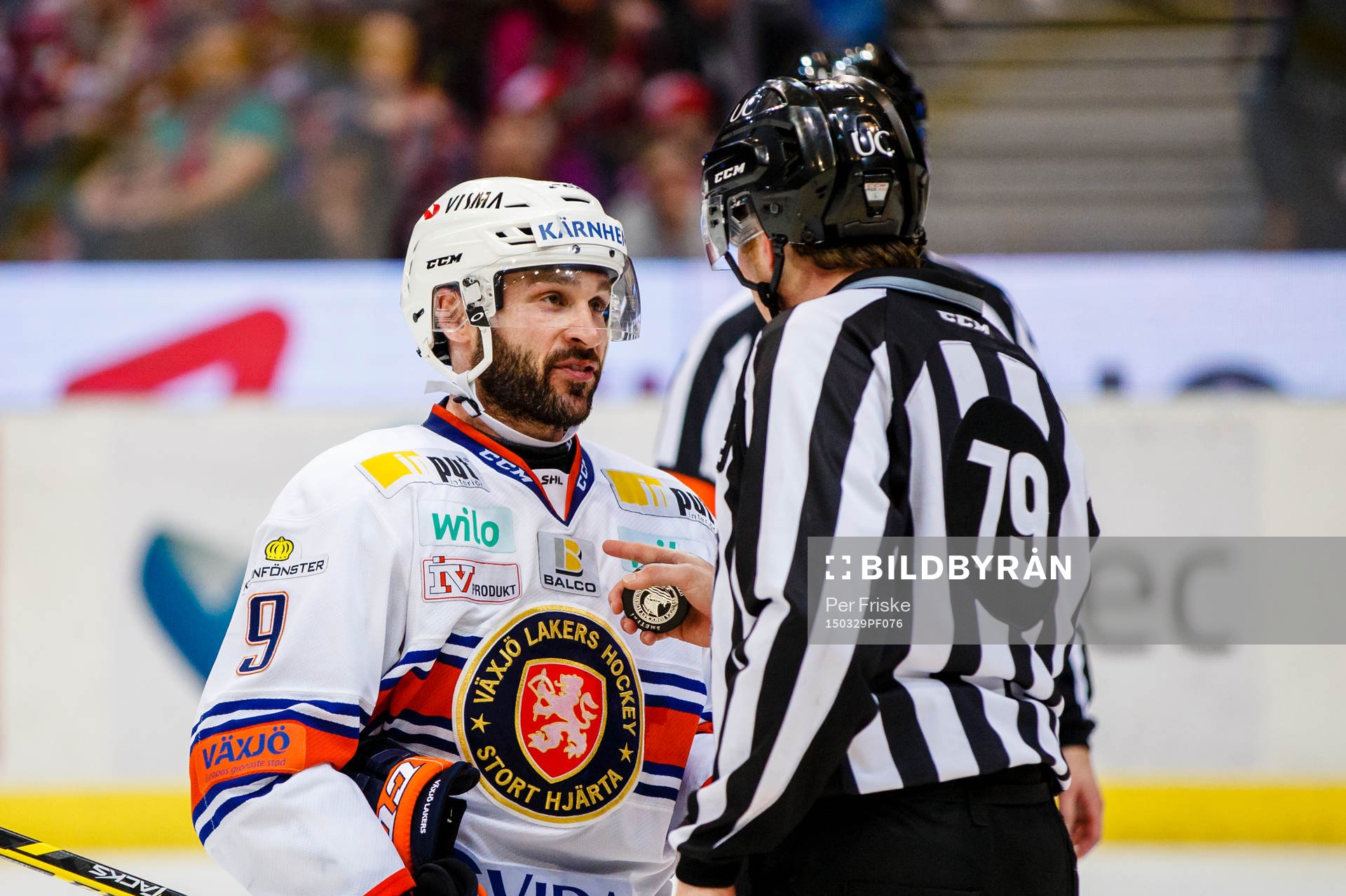 Växjös Josh Hennessy pratar med Linjedomare Henrik