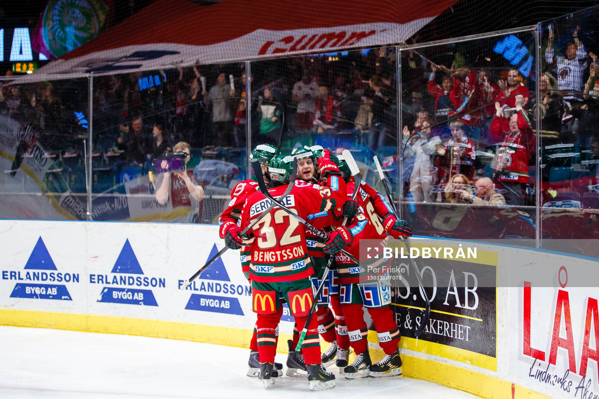 Frölundas spelare jublar
