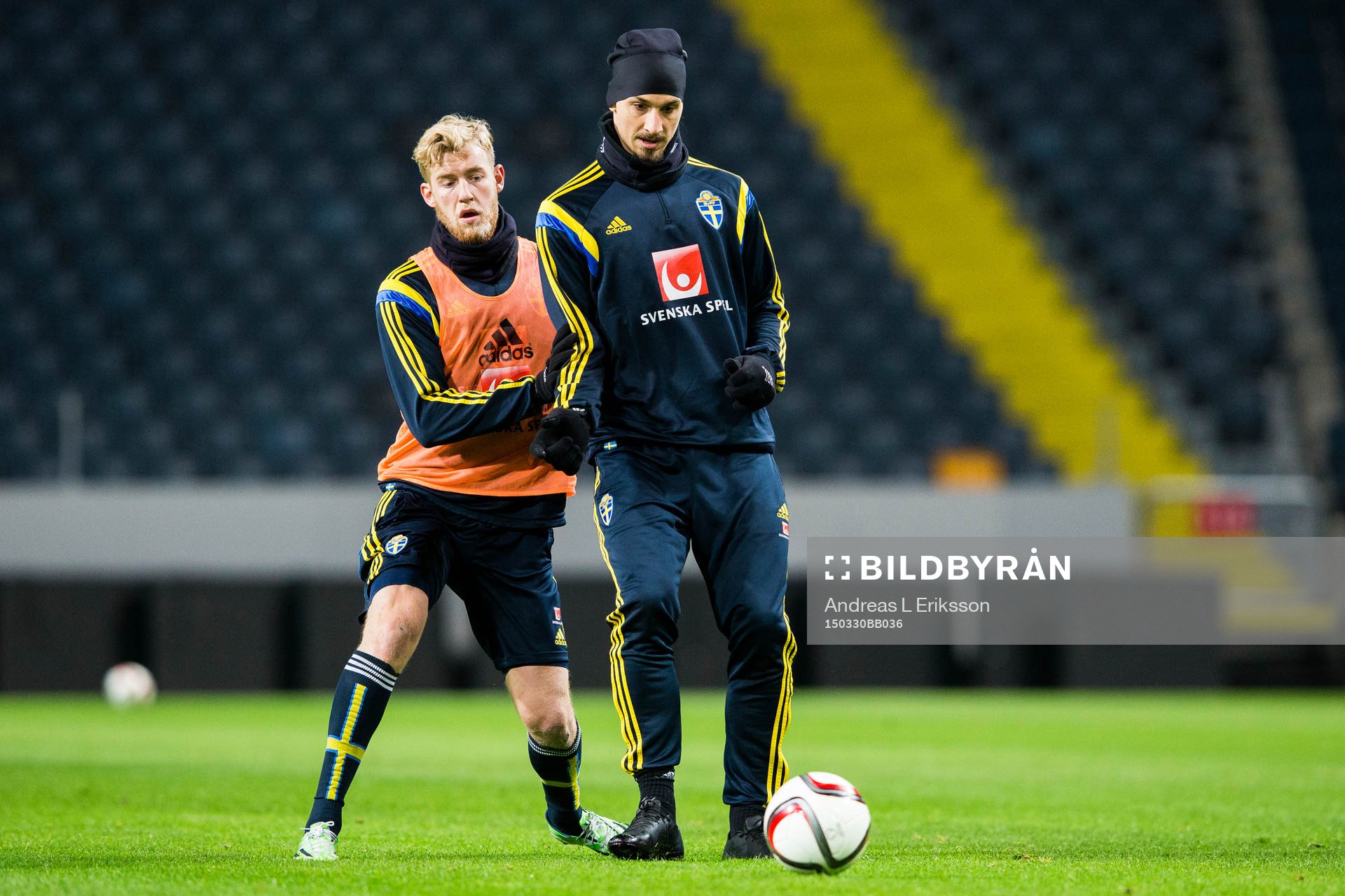 Sveriges Filip Helander och Zlatan Ibrahimovic och