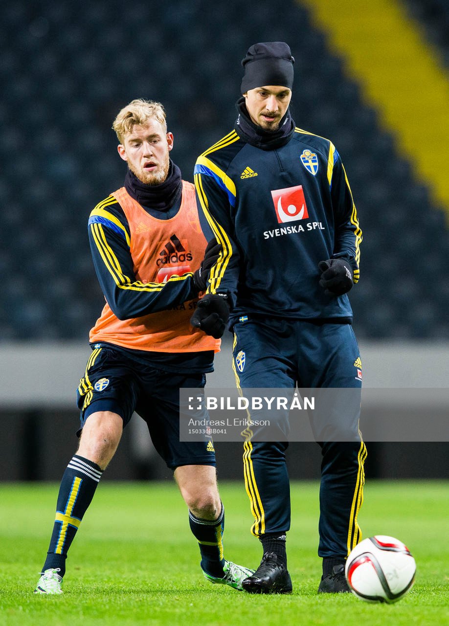 Sveriges Filip Helander och Zlatan Ibrahimovic och