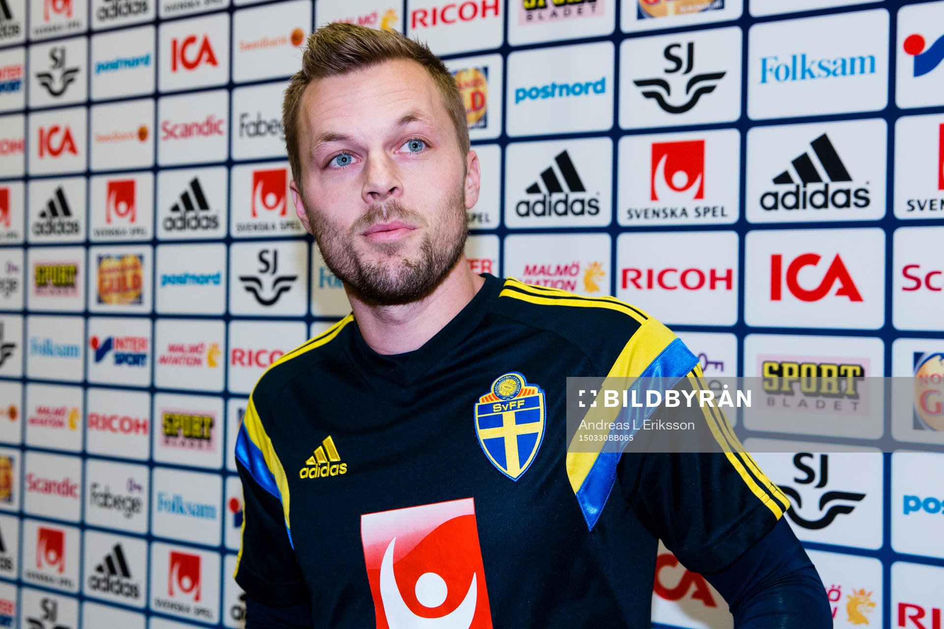 Sveriges Sebastian Larsson deltar i en pressträff