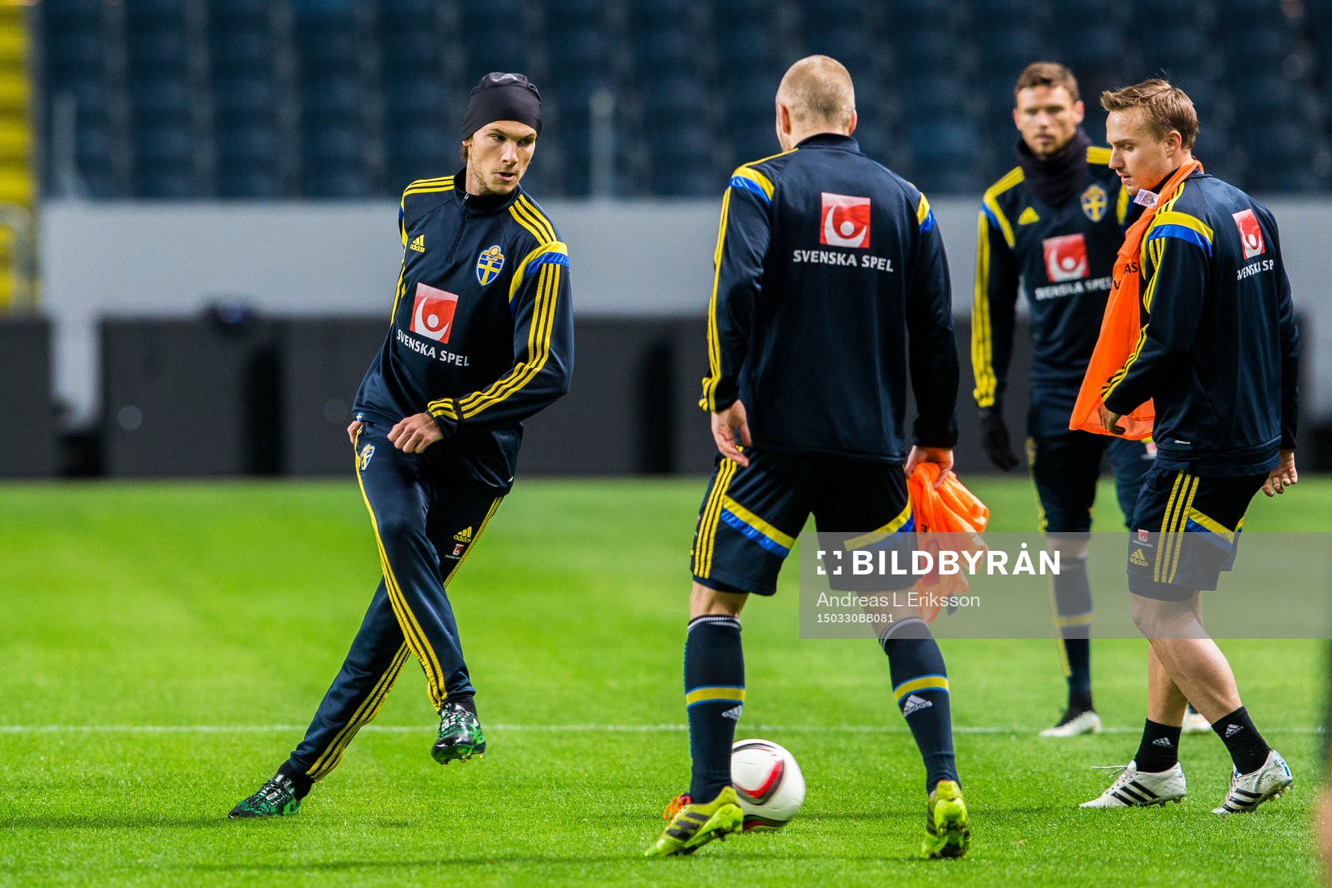 Sveriges Alibin Ekdal och Pierre Bengtsson under träningen med svenska fotbollslandslaget den 30 mars 2015 i Stockholm. 