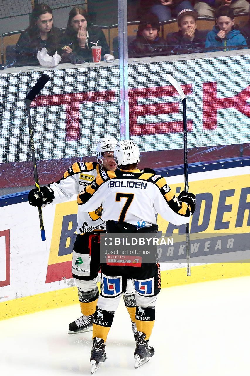 Skellefteås Erik Andersson och Kirill Kabanov jublar