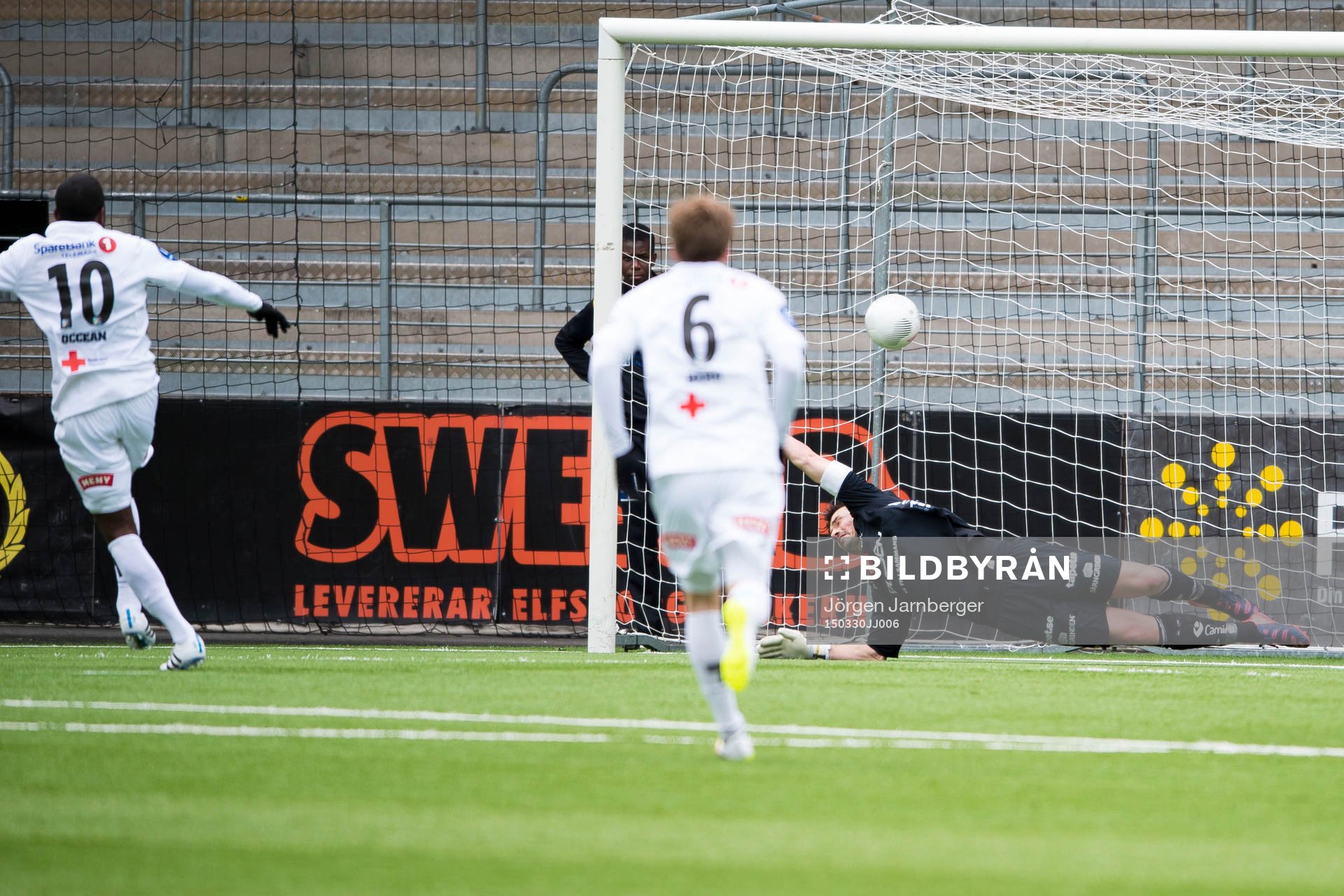 ODDs Olivier Occéan (vänster i bild) gör 0-2 på straff