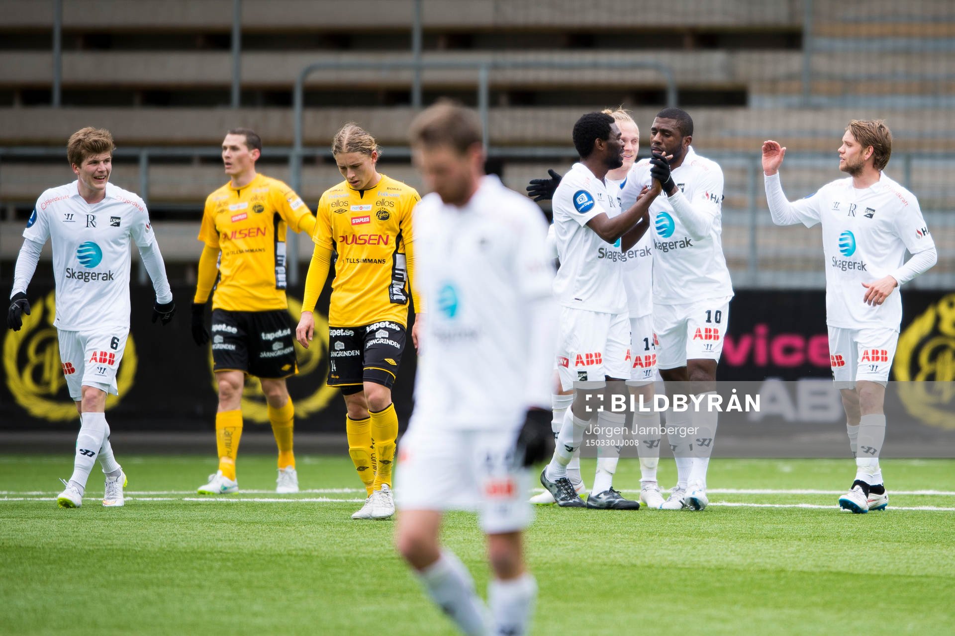 ODDs Olivier Occéan jublar ihop med övriga spelare