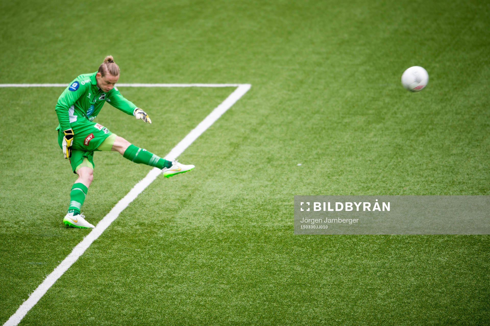 ODDs målvakt Sondre Rossbach sparkar ut bollen