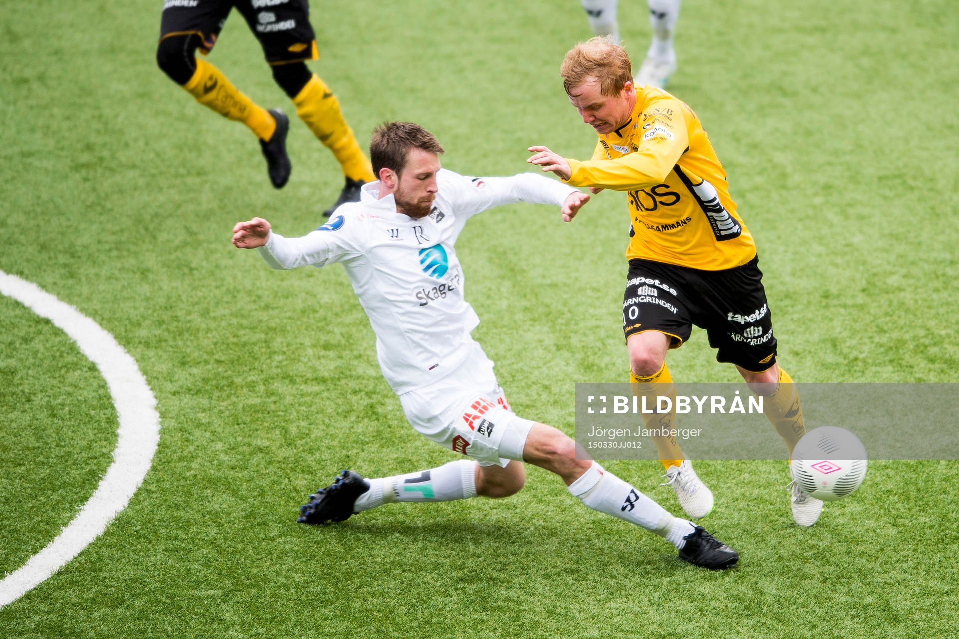 Kamp mellan ODDs Håvard Storbæk och Elfsborgs Simon Lundevall under träningsmatchen i fotboll mellan Elfsborg och ODD den 30 mars 2015 i Borås.