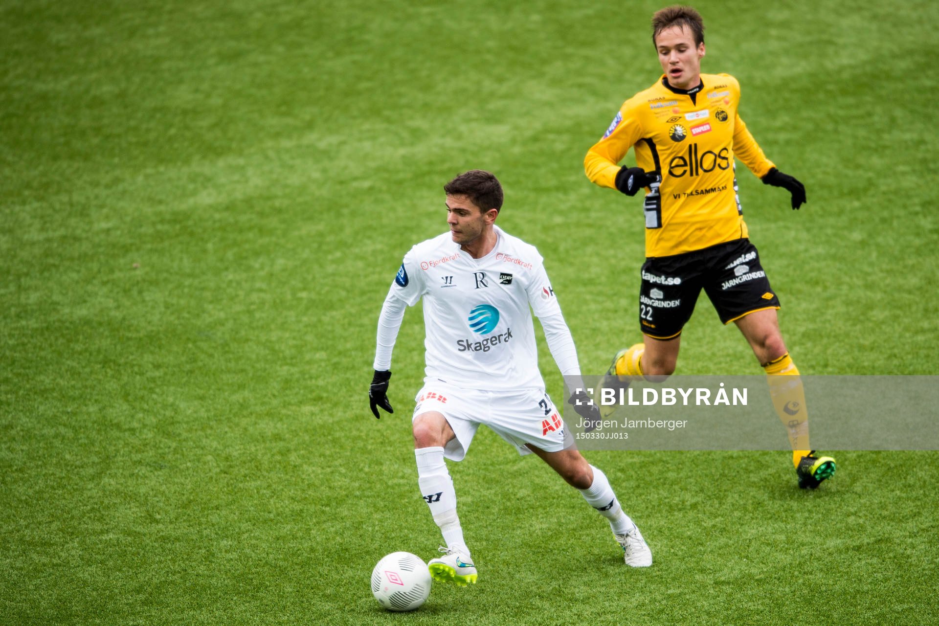 ODDs Fredrik Oldrup Jensen med Elfsborgs Viktor Prodell i bakgrunden under träningsmatchen i fotboll mellan Elfsborg och ODD den 30 mars 2015 i Borås.