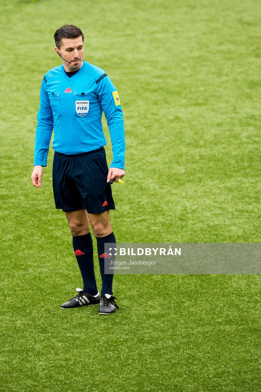 Domaren Bojan Pandzic under träningsmatchen i fotboll mellan Elfsborg och ODD den 30 mars 2015 i Borås.