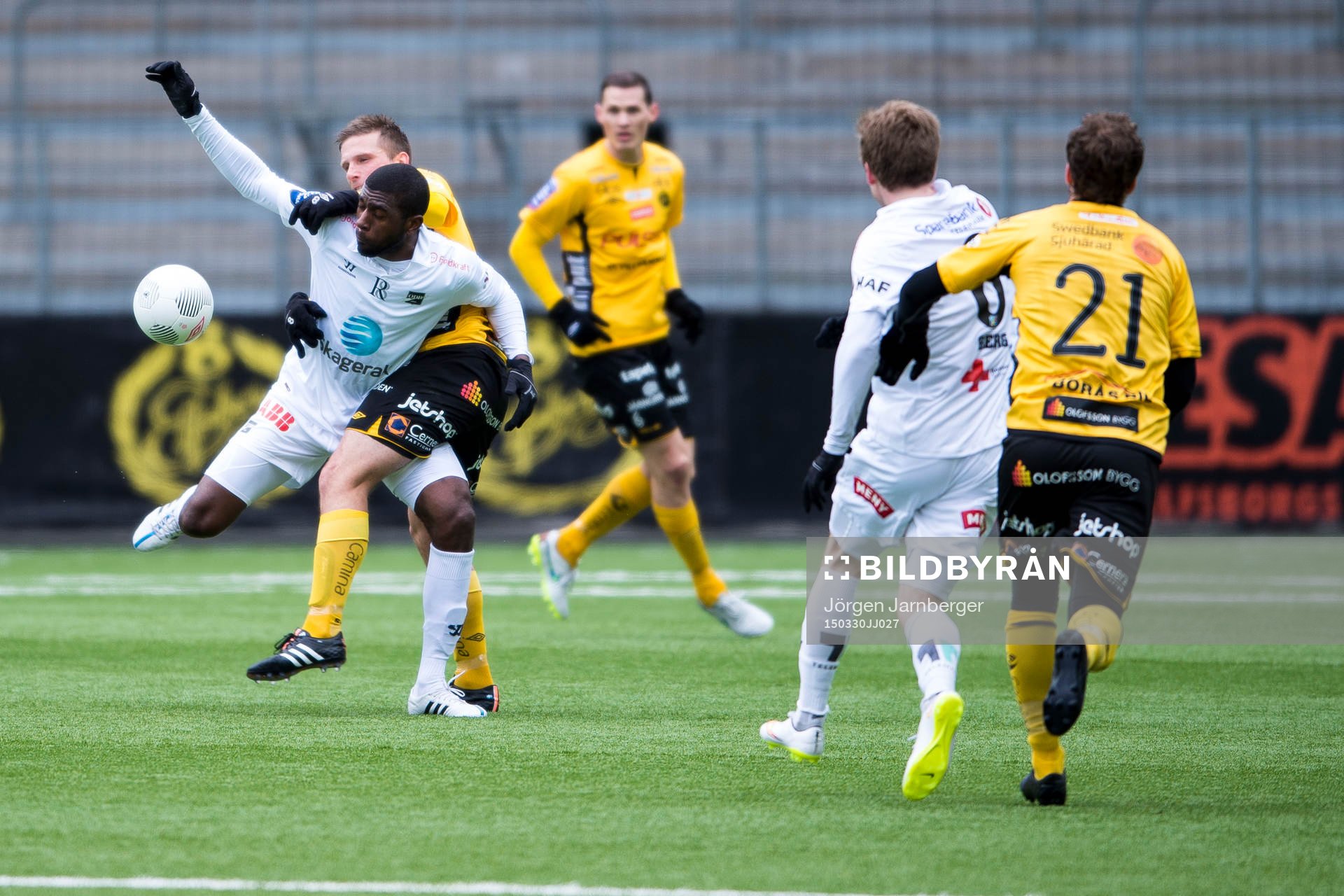 ODDs Olivier Occéan och Elfsborgs Anders Svensson i kamp