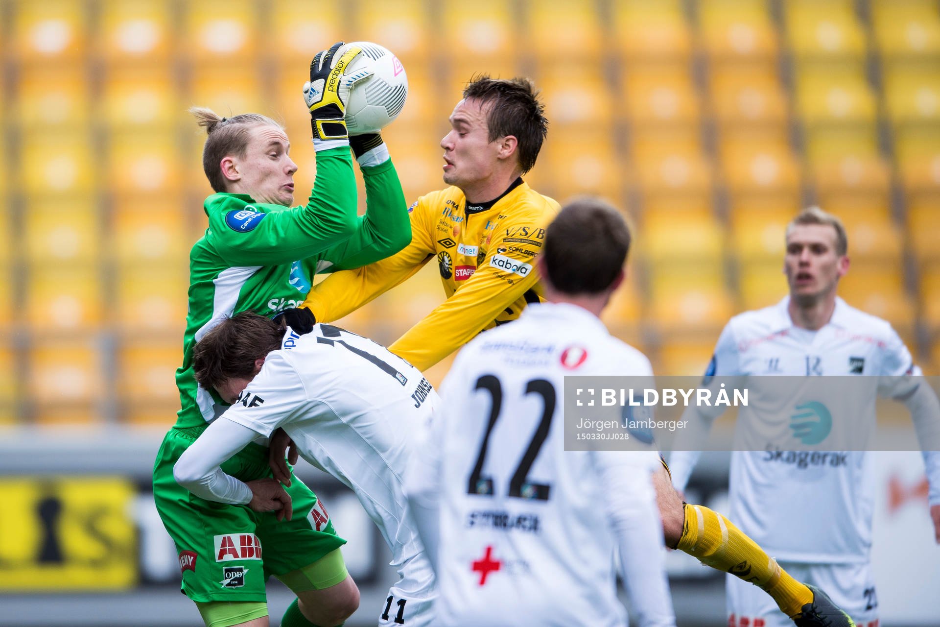 ODDs målvakt Sondre Rossbach tar ner bollen framför