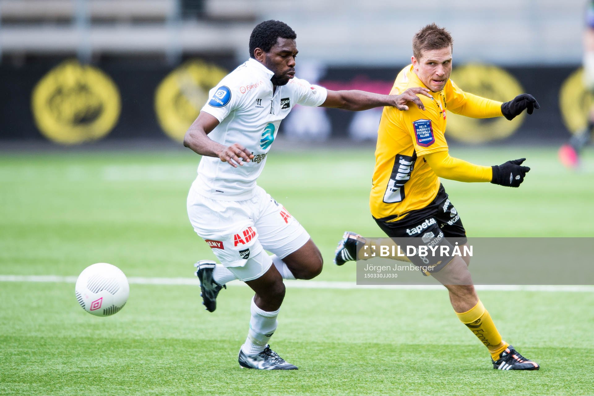 Elfsborgs Anders Svensson och ODDs Chukwuma Akabueze under träningsmatchen i fotboll mellan Elfsborg och ODD den 30 mars 2015 i Borås.