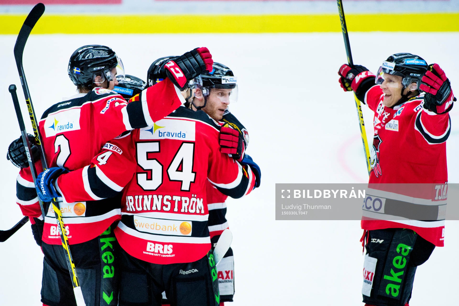 Malmö Redhawks Mathias Tjärnqvist jublar med lagkamraterna
