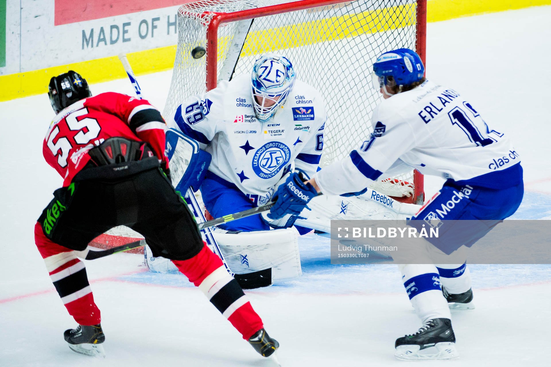 Malmö Redhawks Johan Björk lyckas nästan peta in pucken