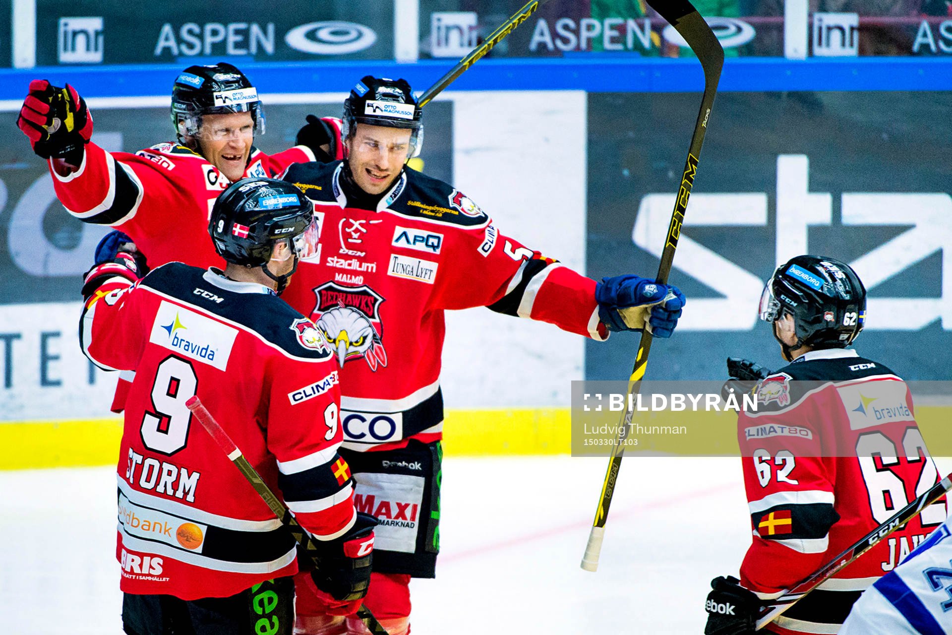 Malmö Redhawks Mathias Tjärnqvist jublar med lagkamraterna