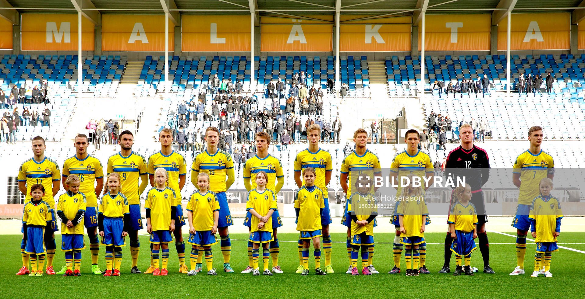 Sveriges startelva med Mirza Halvadic, Gustav Engvall, Valmir Berisha, Gentrik Citaku, Andreas Bengtsson, Elias Andersson, Anton Jönsson Salétros, Johan Ramhorn, Tim Erlandsson och Linus Wahlqvist under fotbollsmatchen i EM-kvalet för P19 mellan Sverige och Ryssland den 31 mars 2015 i Norrköping.