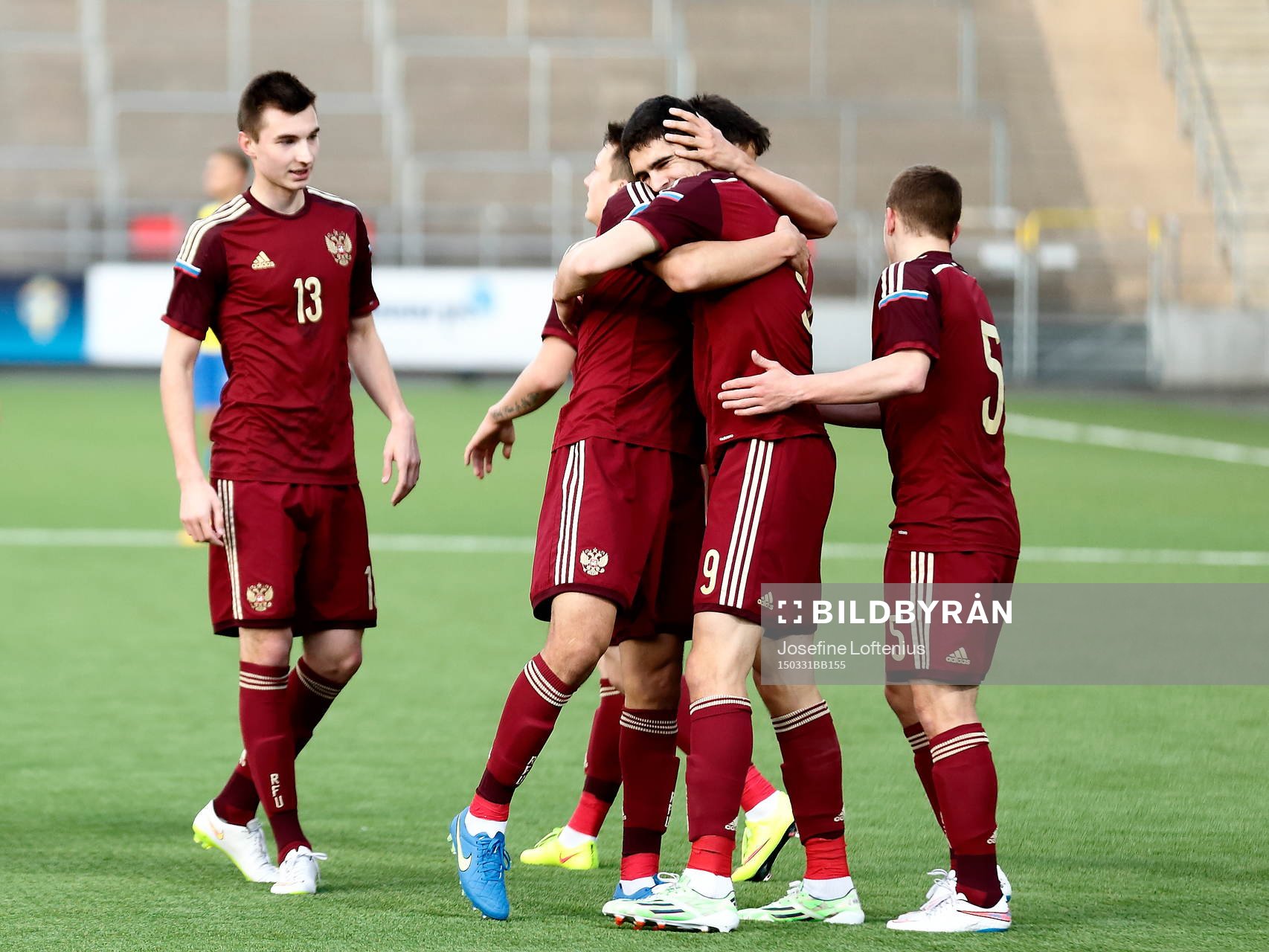 Rysslands Ramil Sheidaev jublar med sina lagkamrater,
