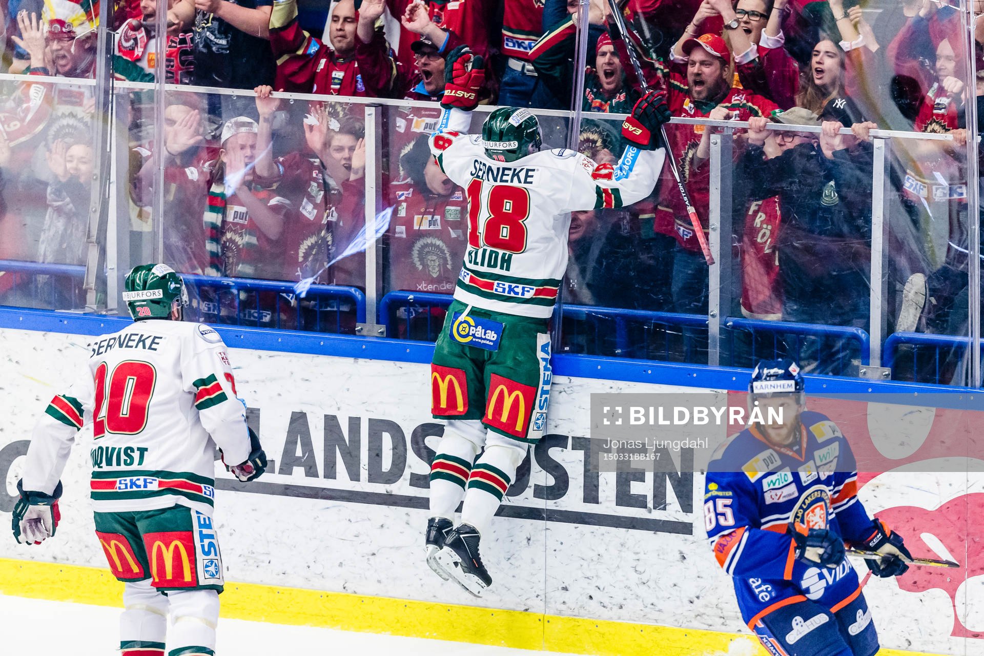 Frölundas Anton Blidh firar framför fansen