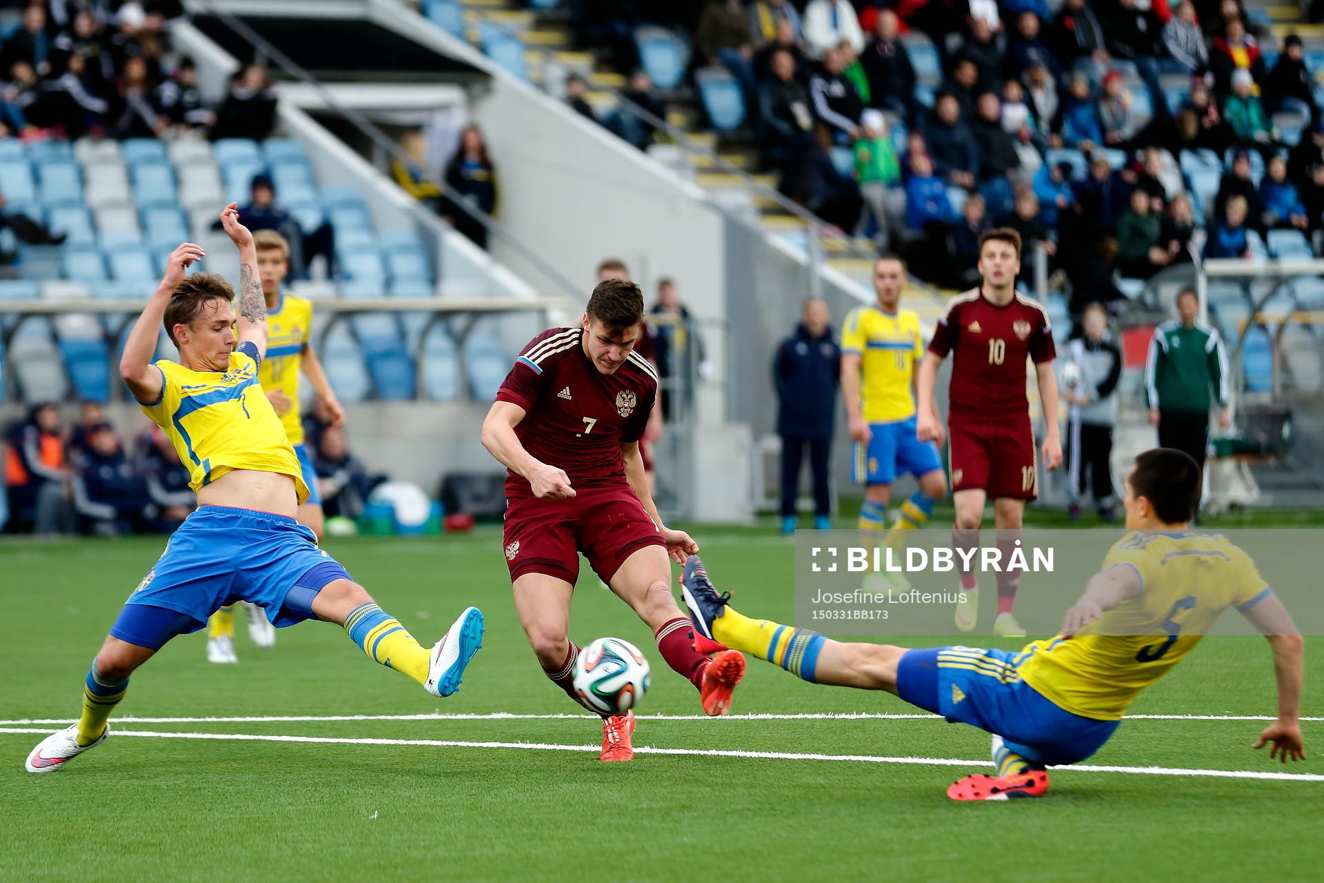 Rysslands Aleksei Gasilin gör 1-0-målet mellan Sveriges