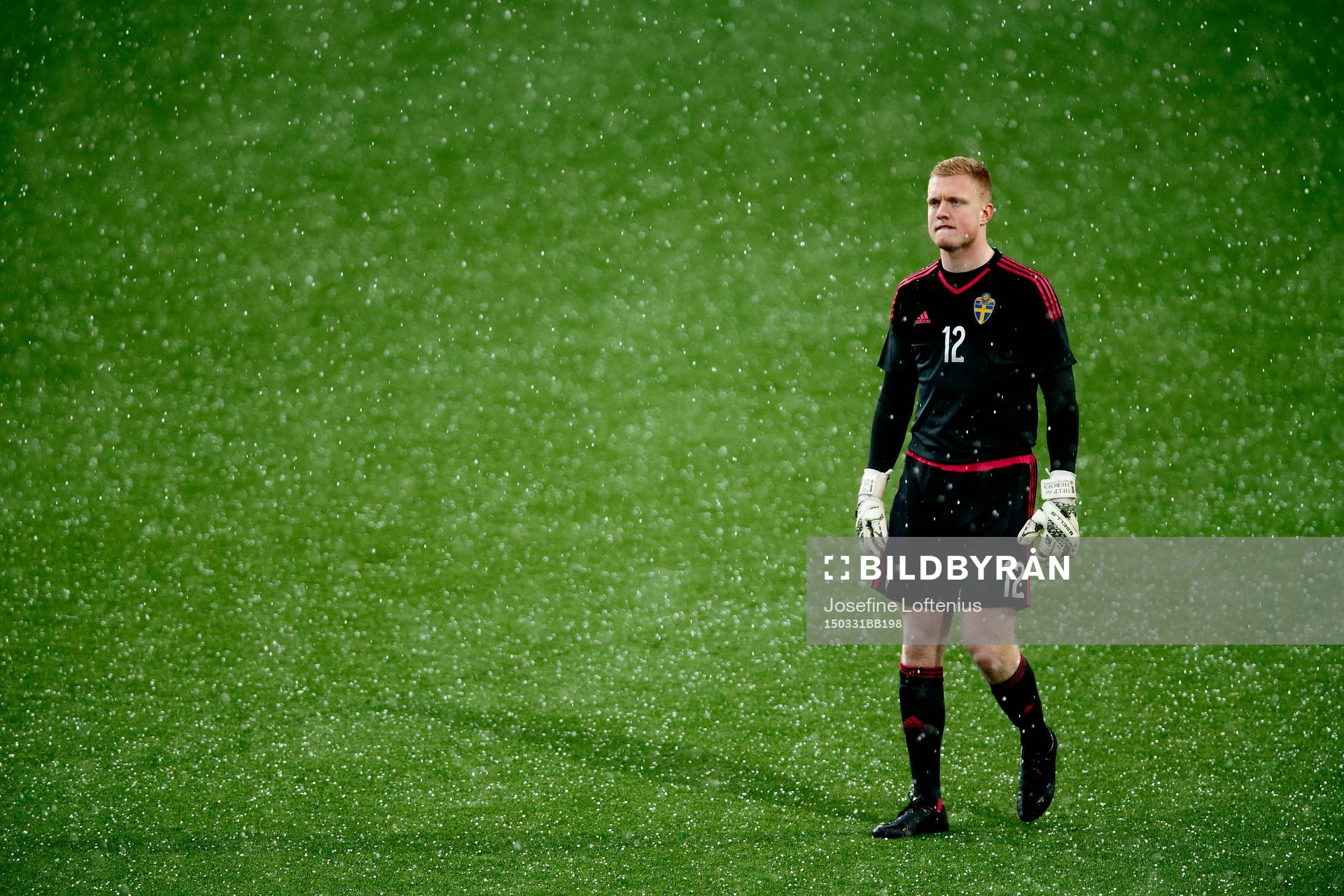 Sveriges målvakt Tim Erlandsson deppar