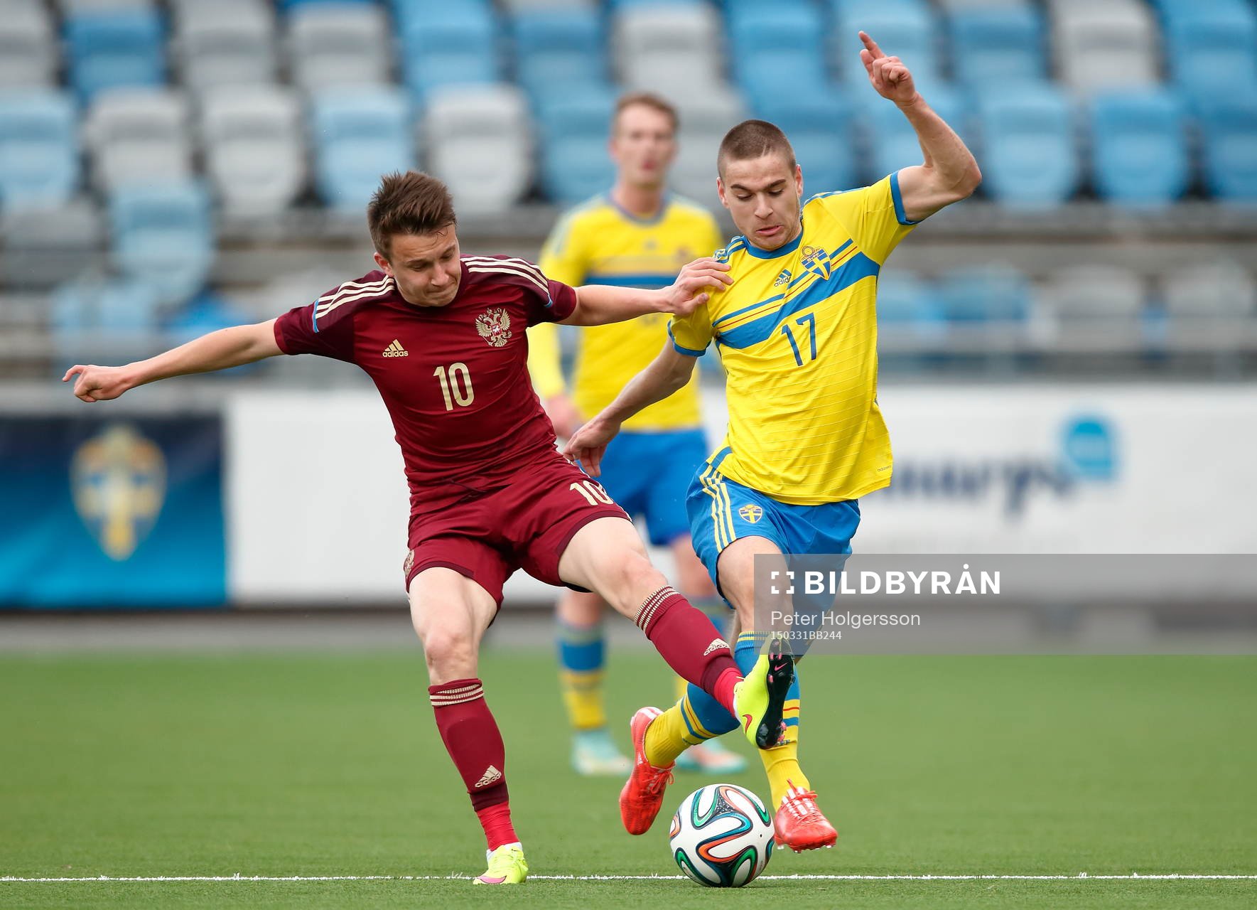 oktober Rysslands Alexander Golovin och Sveriges Mirza Halvadic under fotbollsmatchen i EM-kvalet för P19 mellan Sverige och Ryssland den 31 mars 2015 i Norrköping.