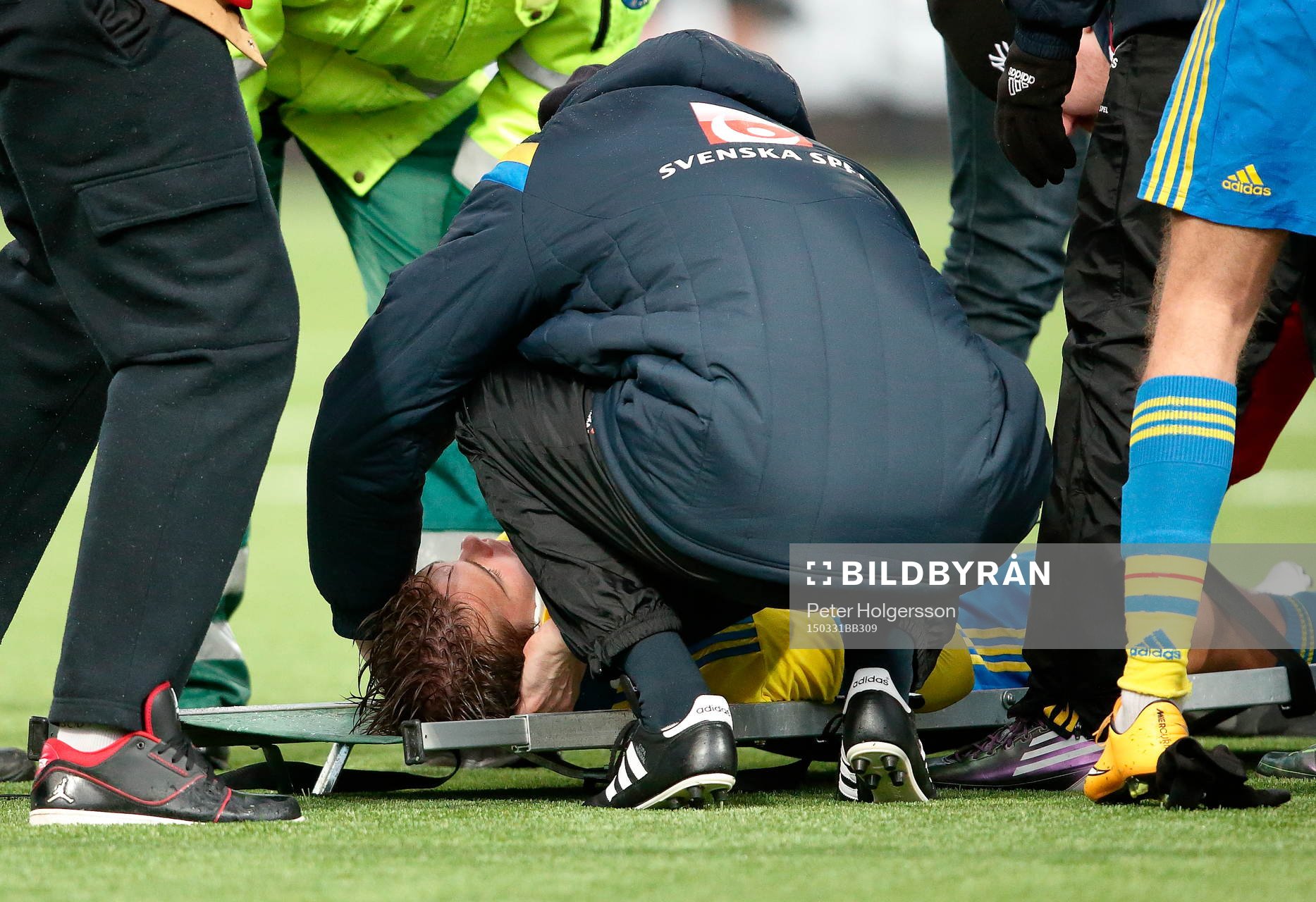 Sveriges Elias Andersson skadad och får nacken fixerad under fotbollsmatchen i EM-kvalet för P19 mellan Sverige och Ryssland den 31 mars 2015 i Norrköping.