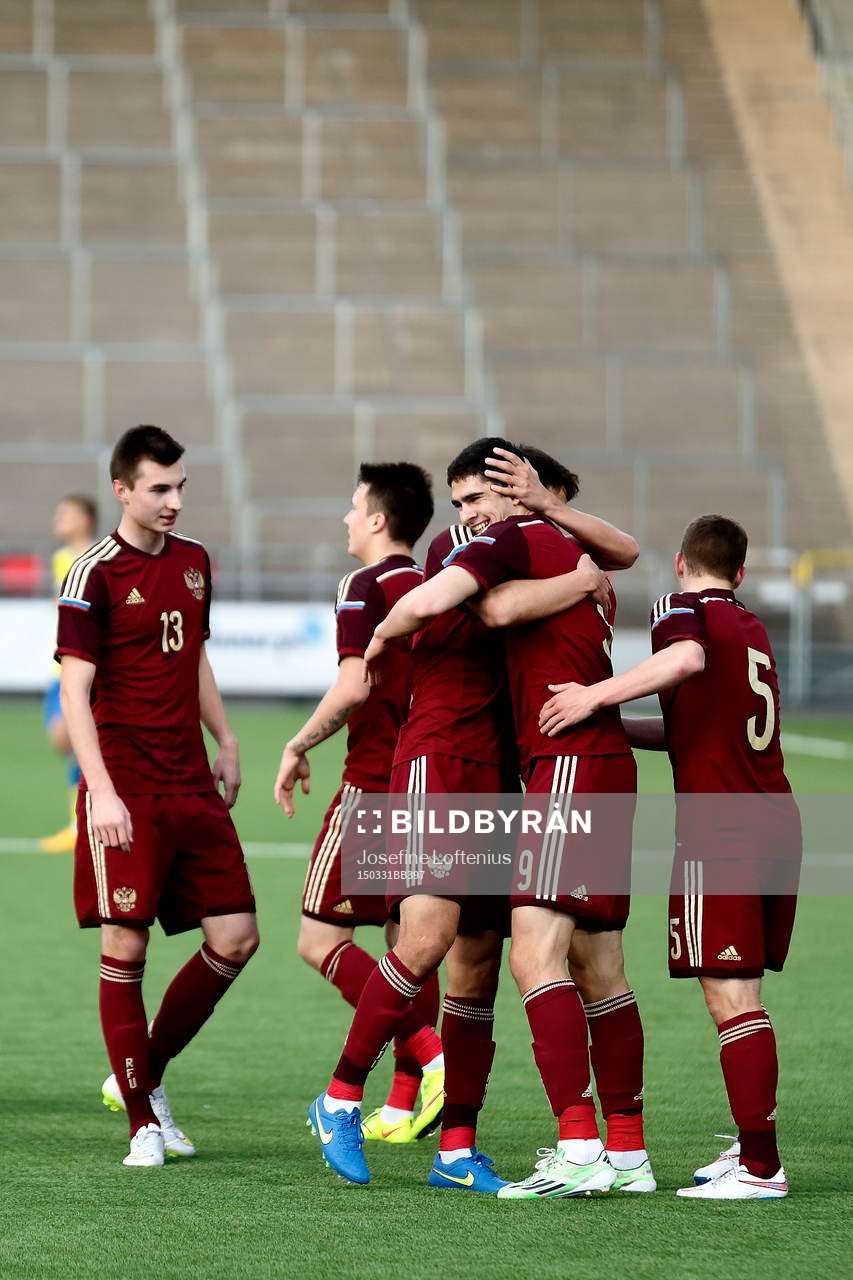 Rysslands Ramil Sheidaev jublar med sina lagkamrater,