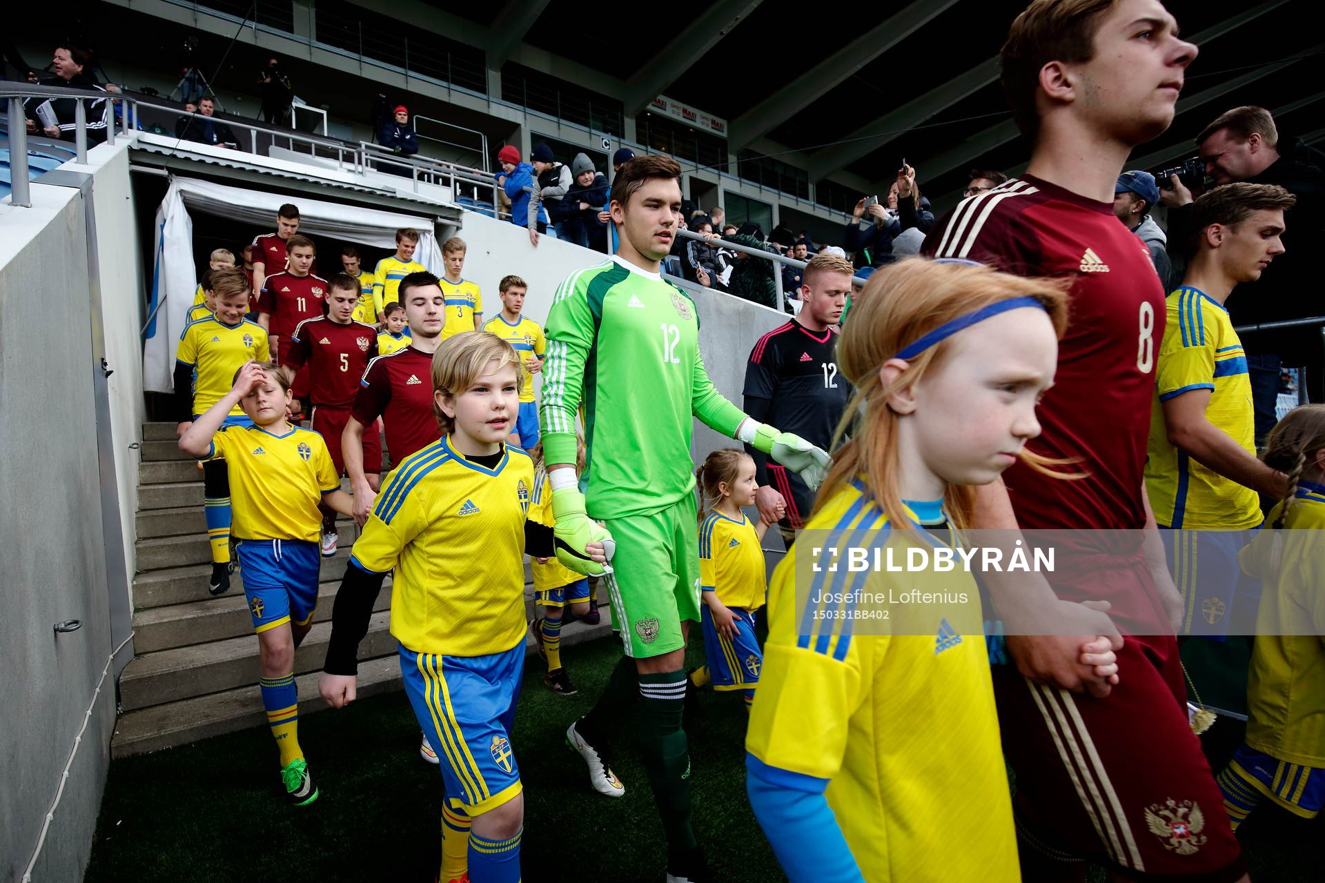 Spelarna tågar in till  fotbollsmatchen i EM-kvalet för
