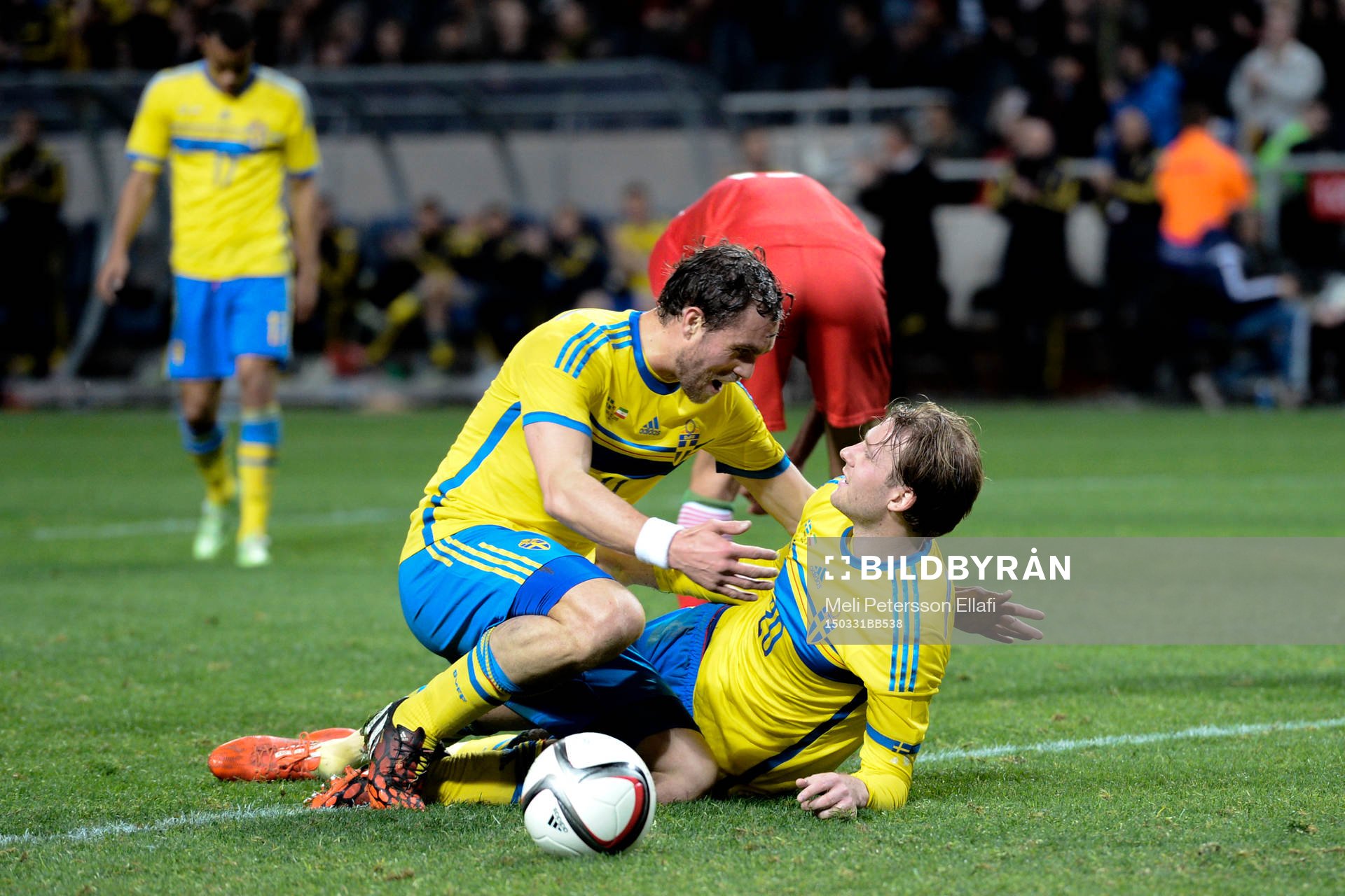 Sveriges Johan Elmander och Ola Toivonen jublar