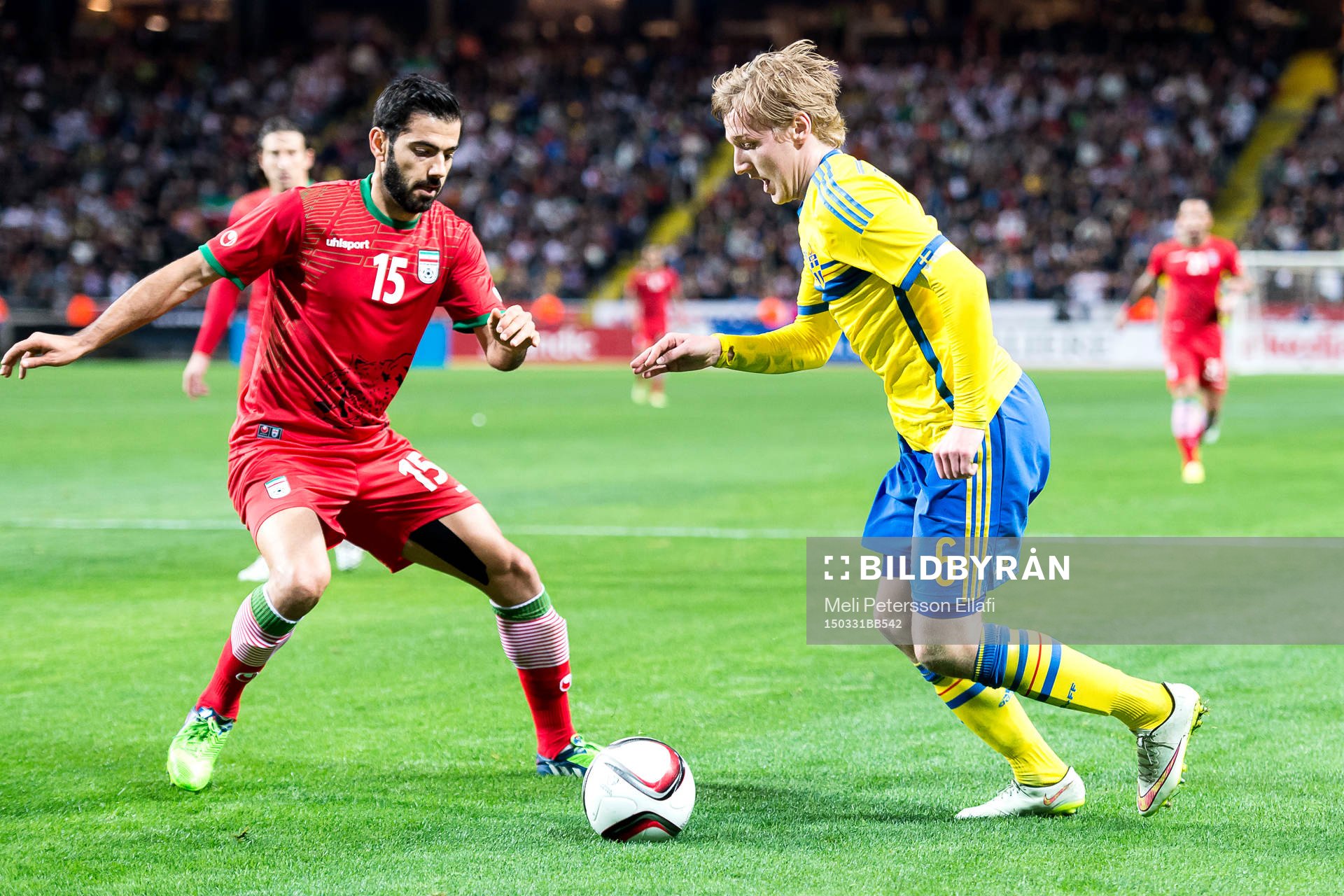 Irans Pejman Montazeri och Sveriges Emil Forsberg under fotbollslandskampen mellan Sverige och Iran den 31 mars 2015 i Stockholm.