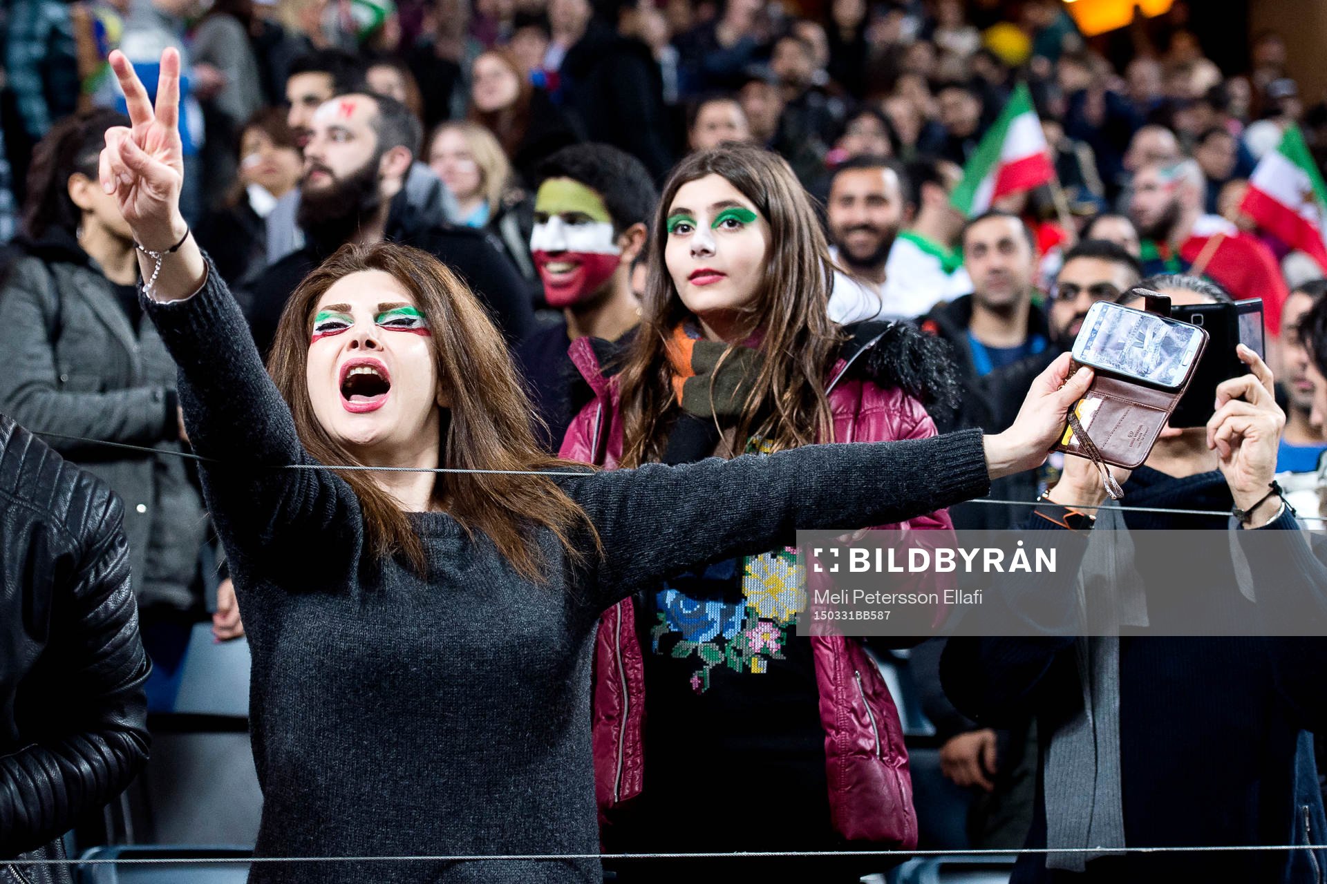 Iranska supportrar jublar