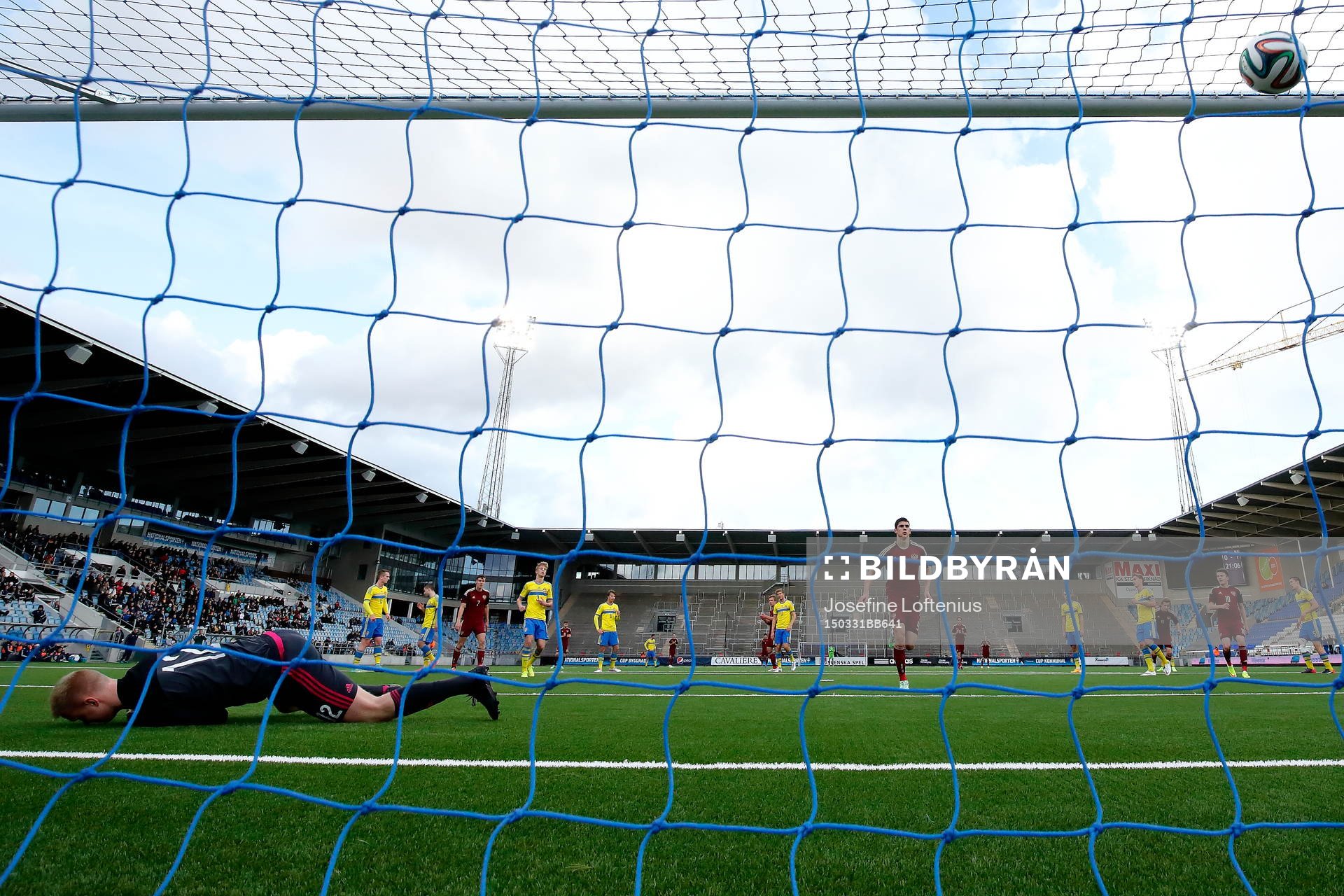 Rysslands Ramil Sheidaev gör 0-2-målet på straff och