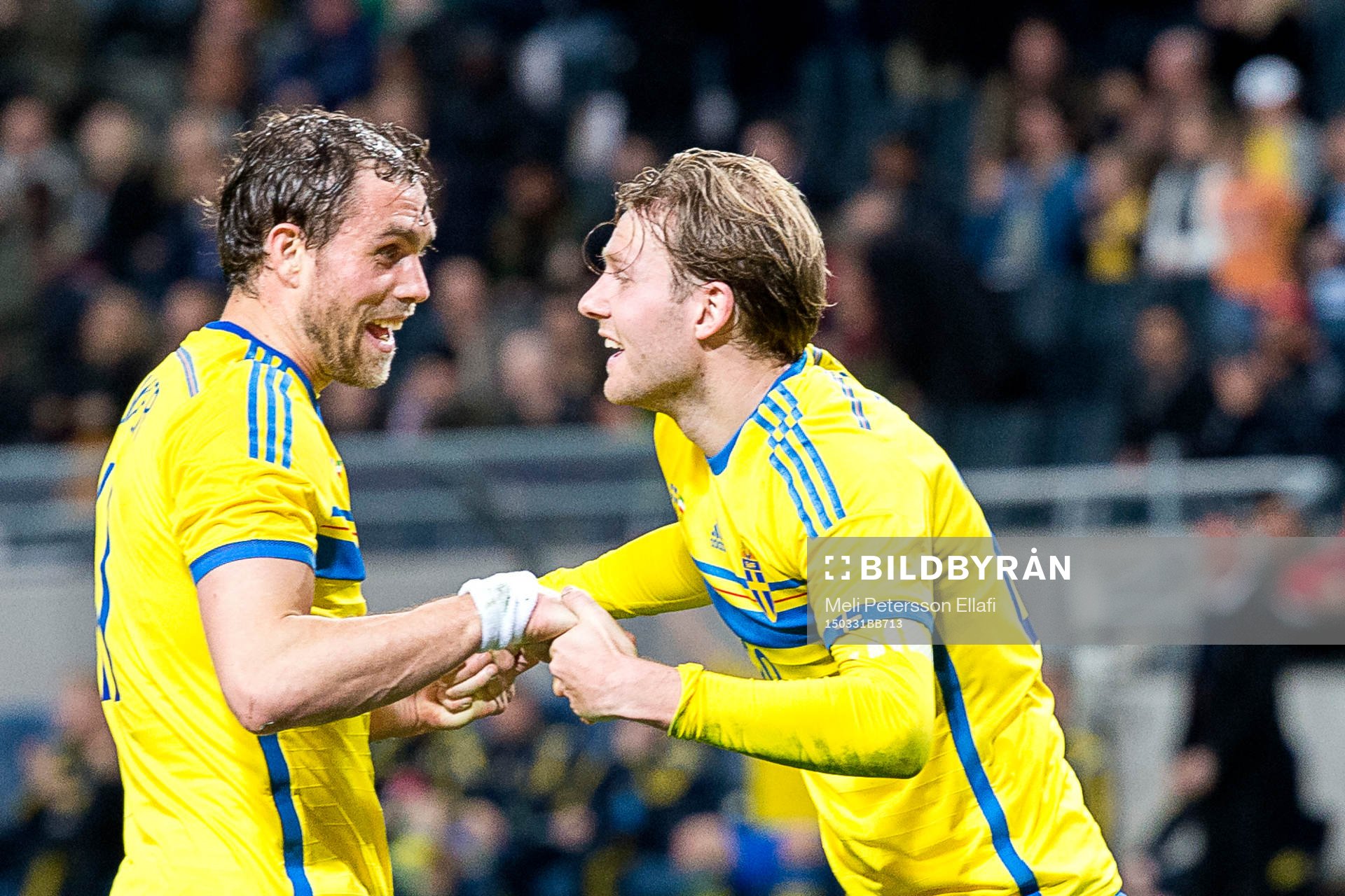 Sveriges Johan Elmander och Ola Toivonen jublar