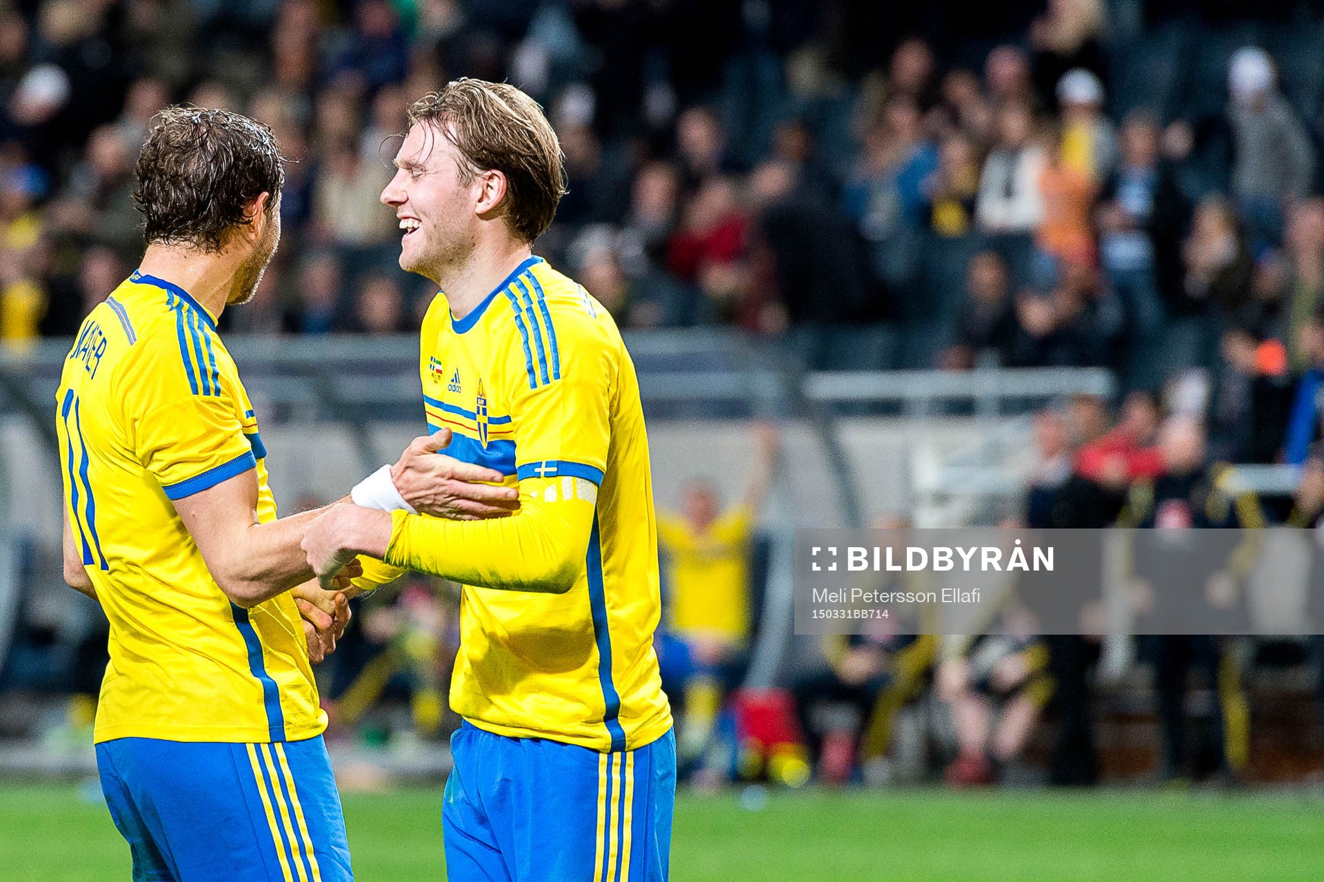 Sveriges Johan Elmander och Ola Toivonen jublar