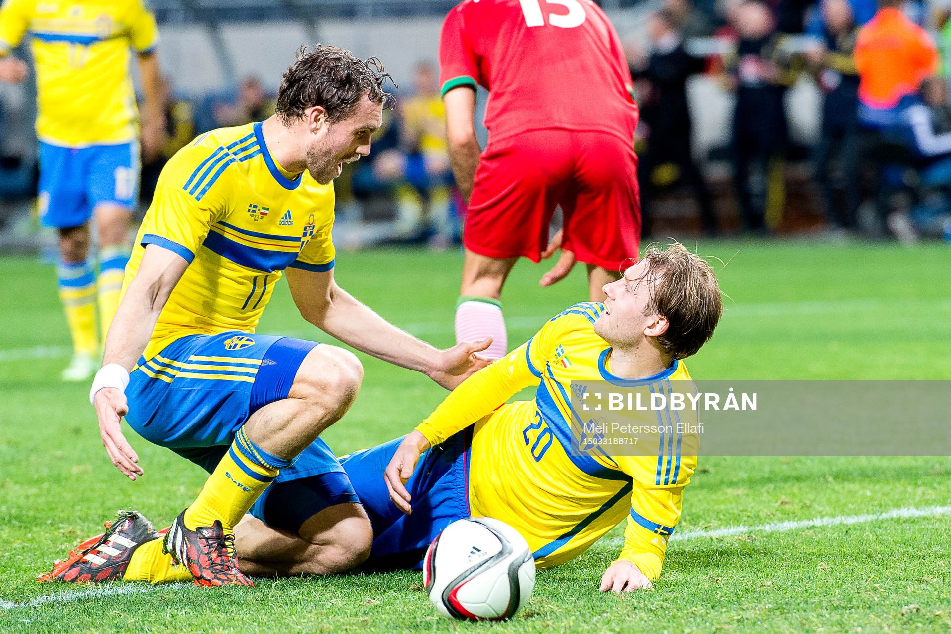 Sveriges Johan Elmander och Ola Toivonen jublar
