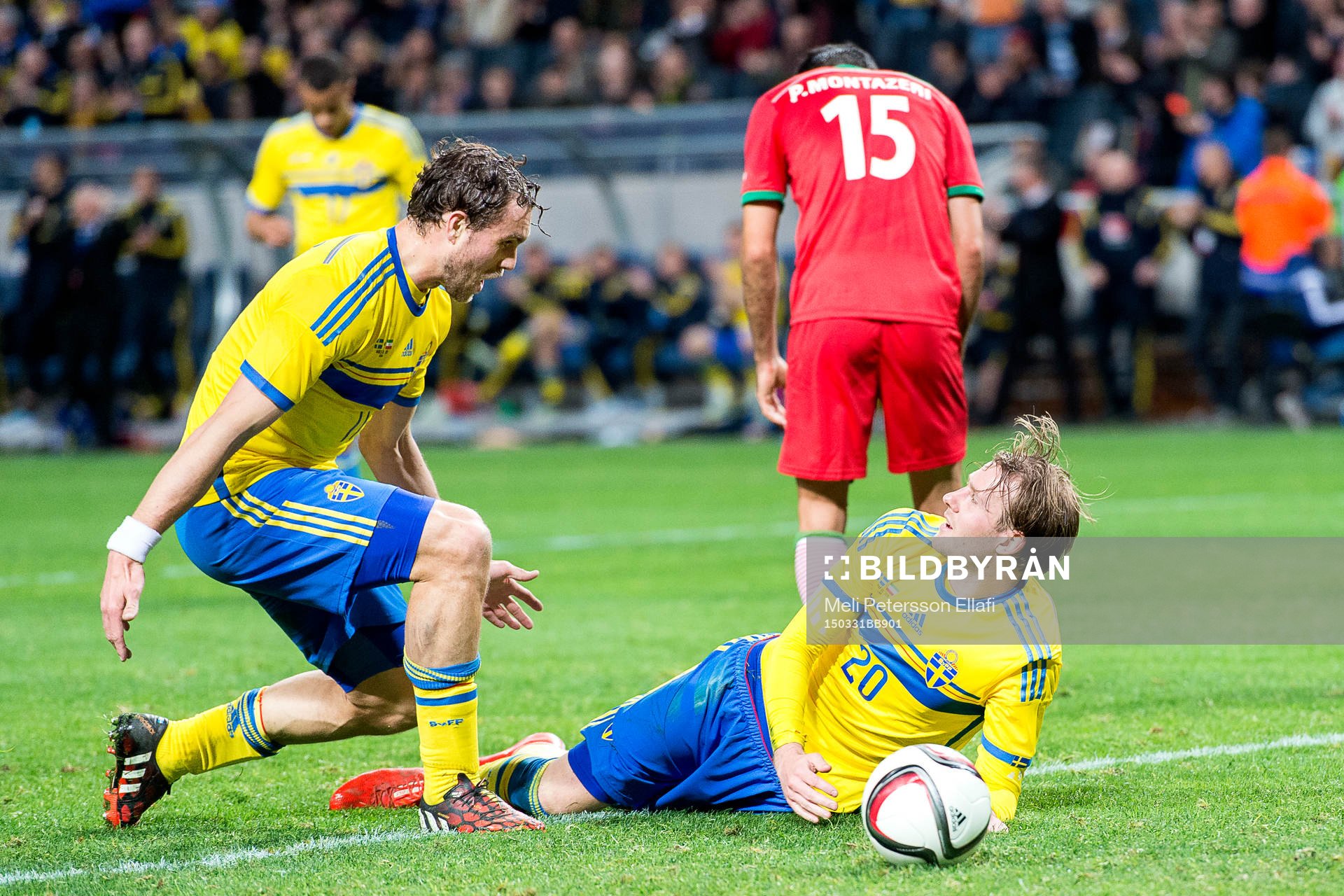 Sveriges Johan Elmander och Ola Toivonen jublar