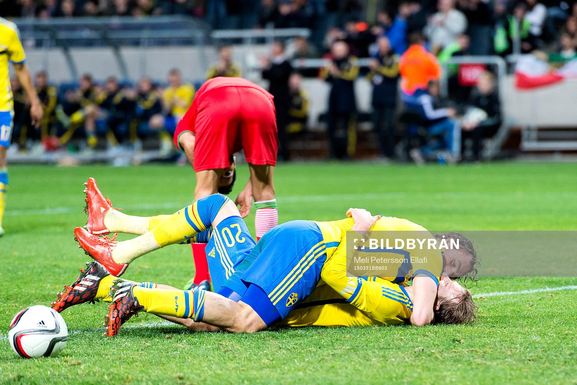 Sveriges Johan Elmander och Ola Toivonen jublar