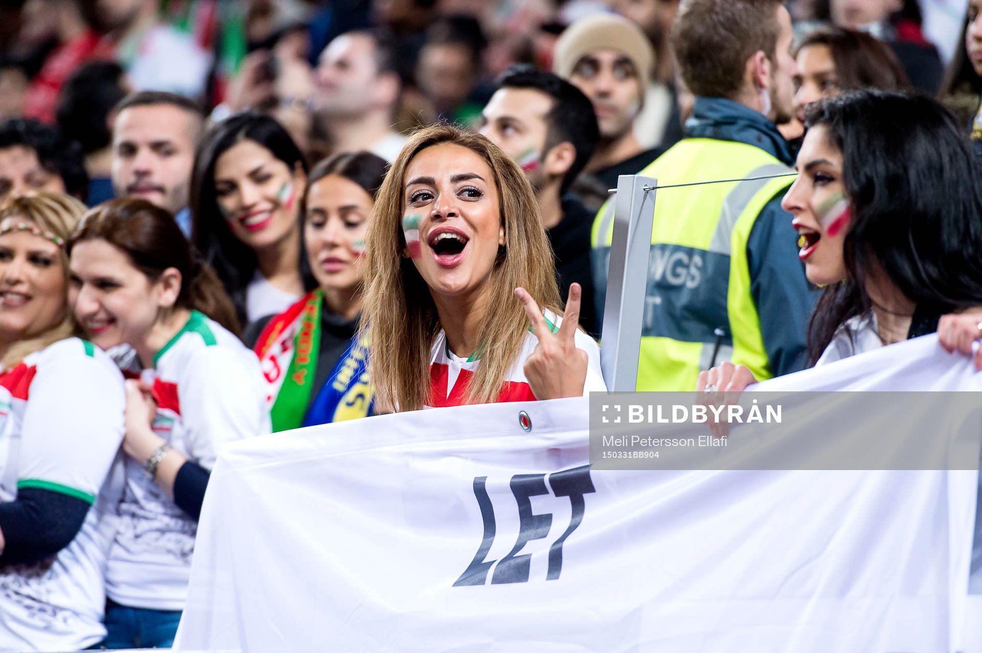 Iranska supportrar jublar