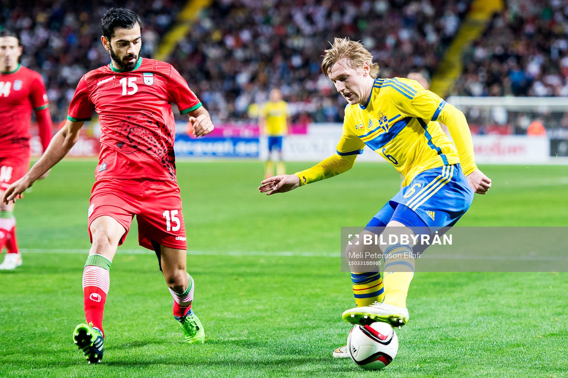Irans Pejman Montazeri och Emil Forsberg under fotbollslandskampen mellan Sverige och Iran den 31 mars 2015 i Stockholm.