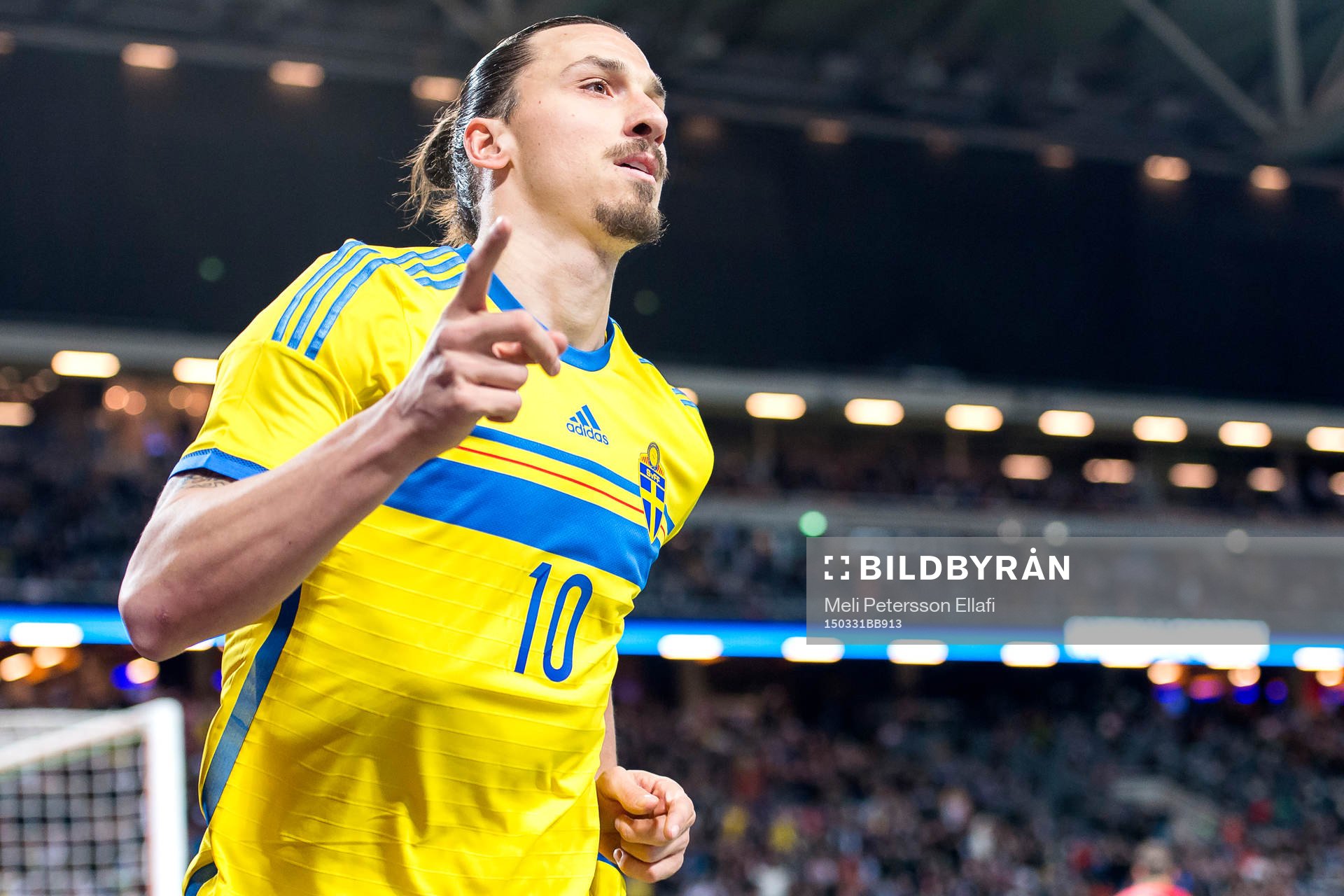 Sveriges Zlatan Ibrahimovic jublar
