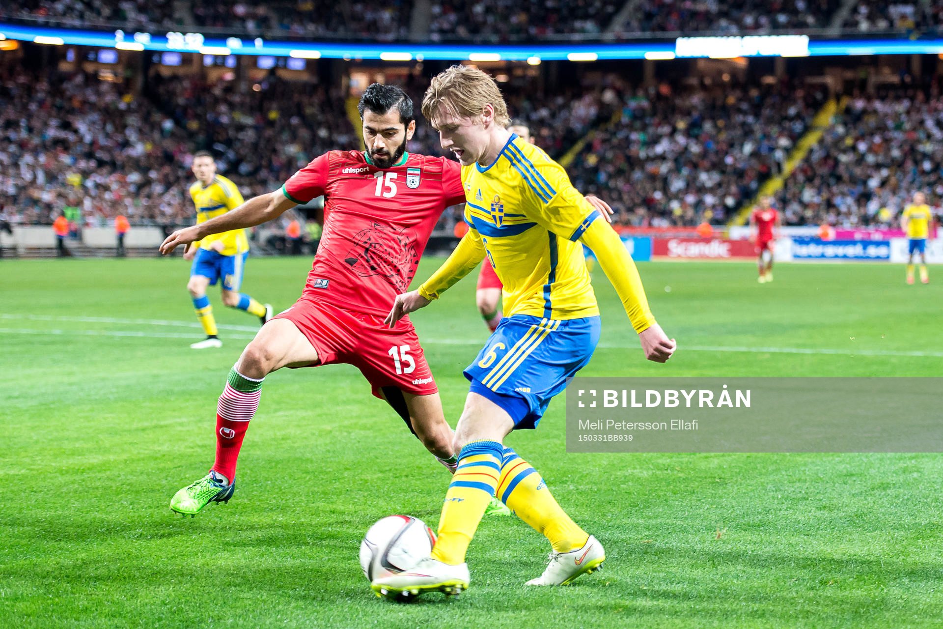 Irans Pejman Montazeri och Sveriges Emil Forsberg i en närkamp under fotbollslandskampen mellan Sverige och Iran den 31 mars 2015 i Stockholm.