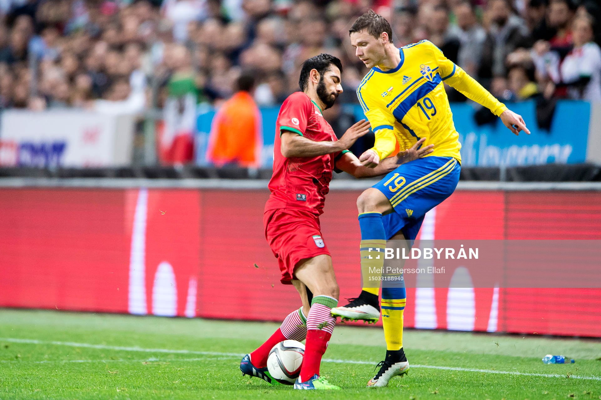 Irans Pejman Montazeri och Sveriges Marcus Berg i en