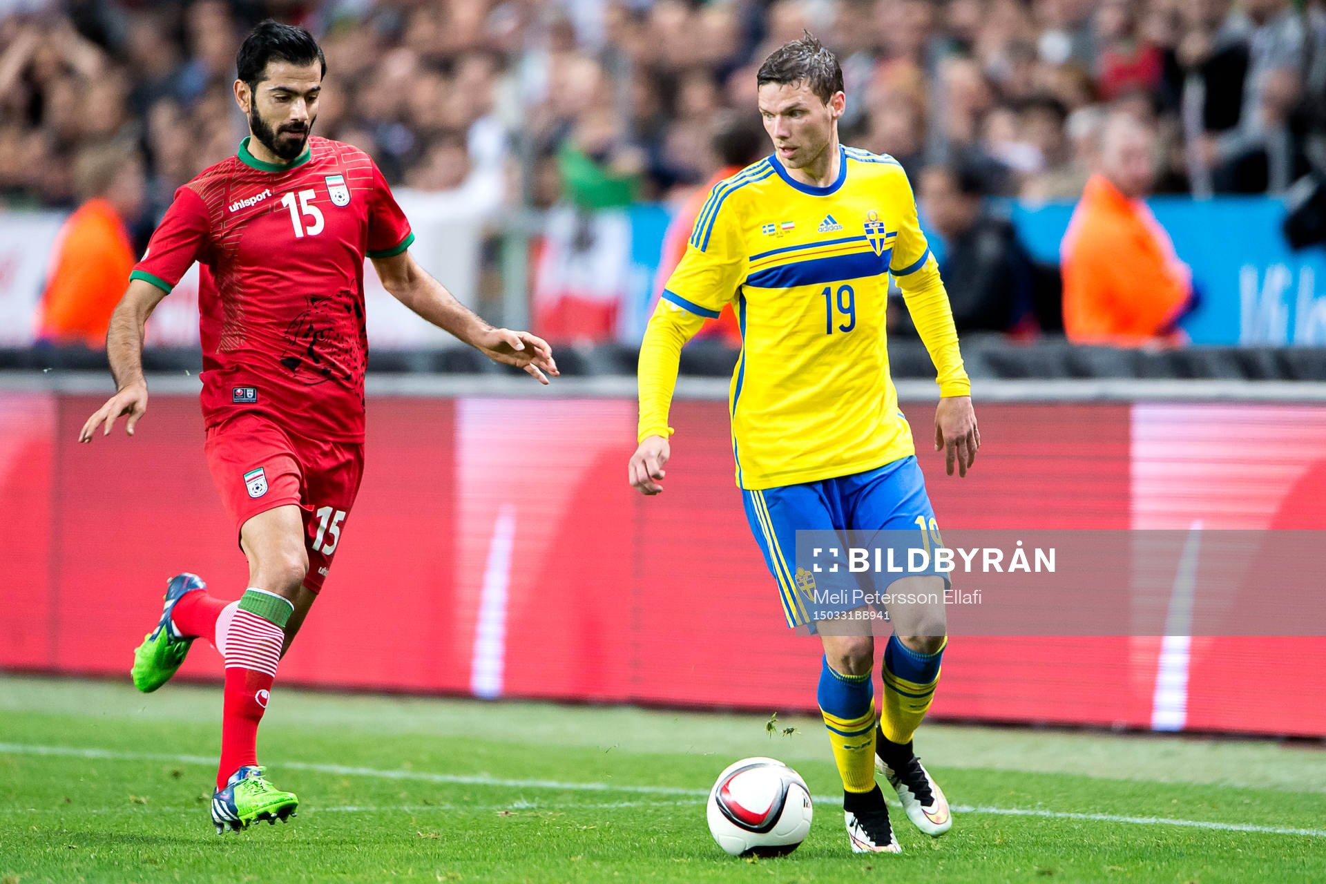 Irans Pejman Montazeri och Sveriges Marcus Berg under fotbollslandskampen mellan Sverige och Iran den 31 mars 2015 i Stockholm.